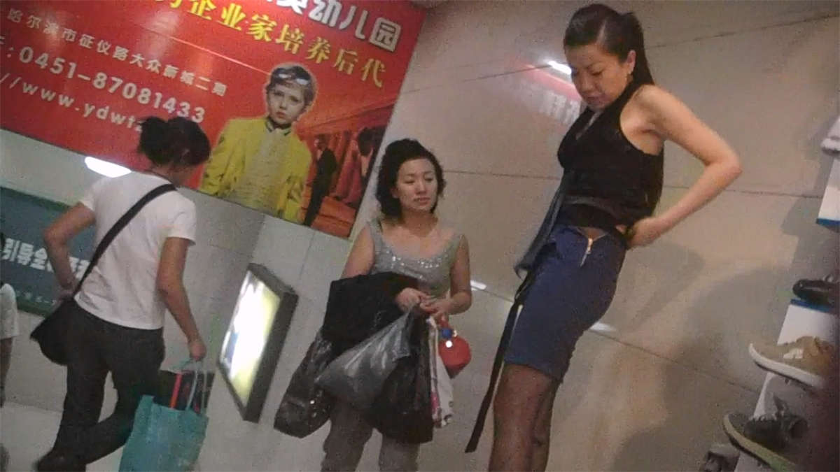 图片[2]-换裤子的美女-日更街拍