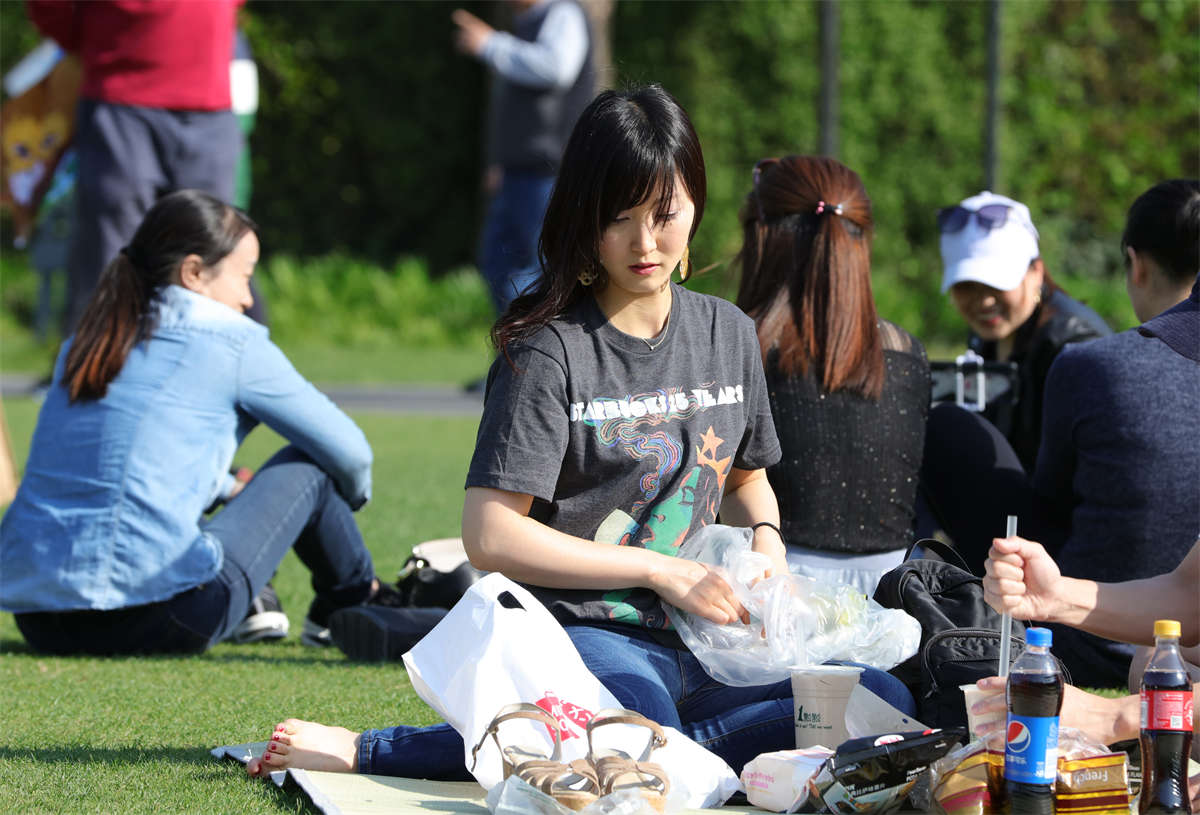 踏青公园街拍系列No.1625 俊俏的日本姑娘感觉到我的目光，却不知哪里才是重点-日更街拍