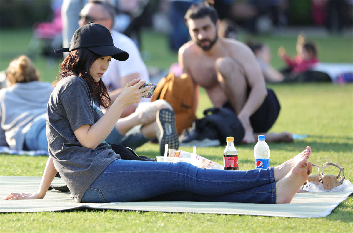 图片[2]-踏青公园街拍系列No.1625 俊俏的日本姑娘感觉到我的目光，却不知哪里才是重点-日更街拍