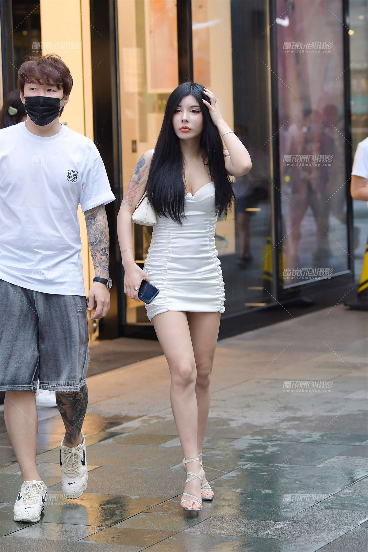 低胸吊带裙美女-日更街拍