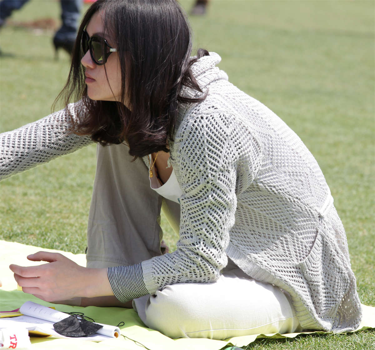 图片[2]-踏青公园街拍系列No.400 开始还有双薄丝，一转眼就成裸足了-日更街拍