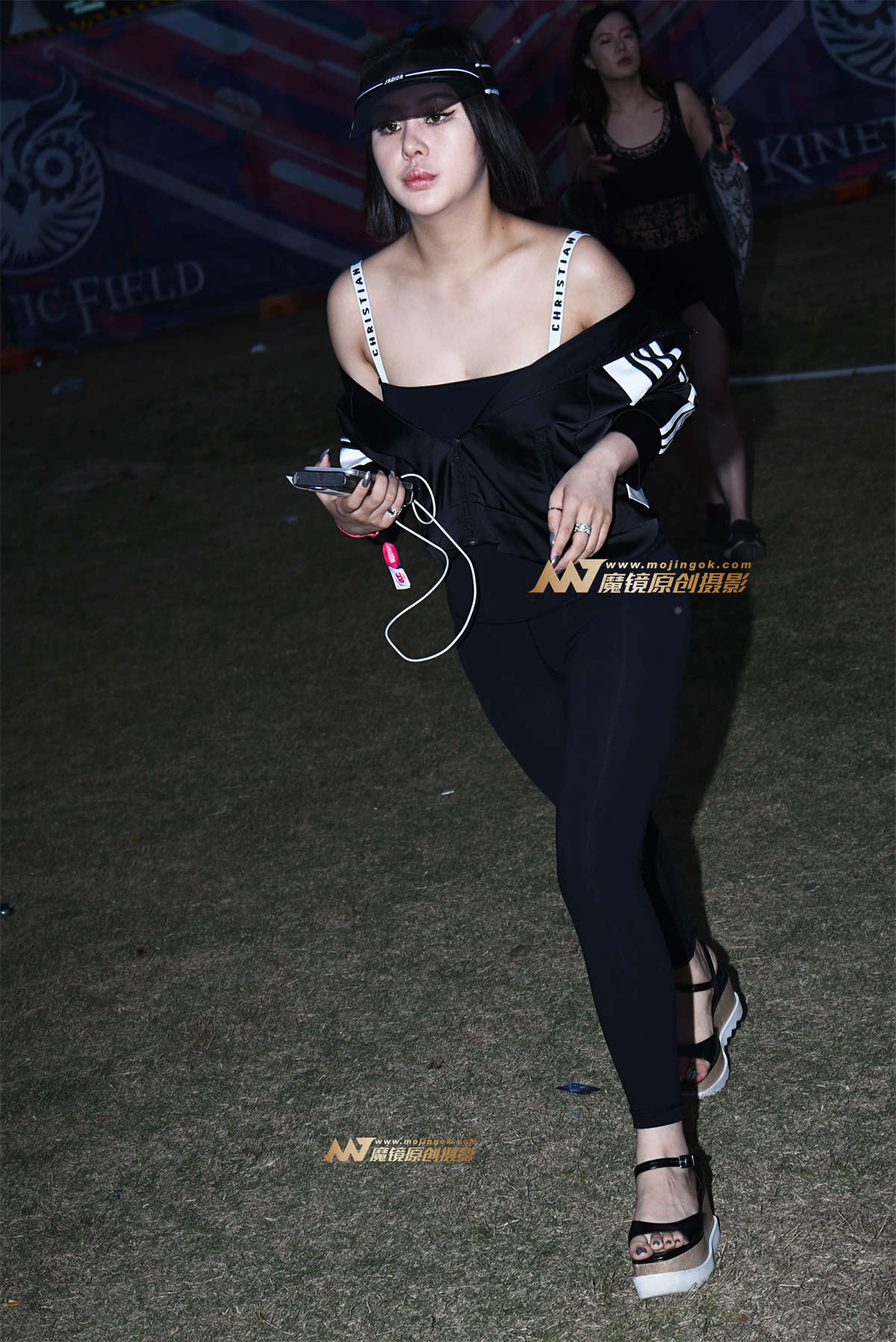 【咔喳赛贴】夜色中的紧身裤-日更街拍