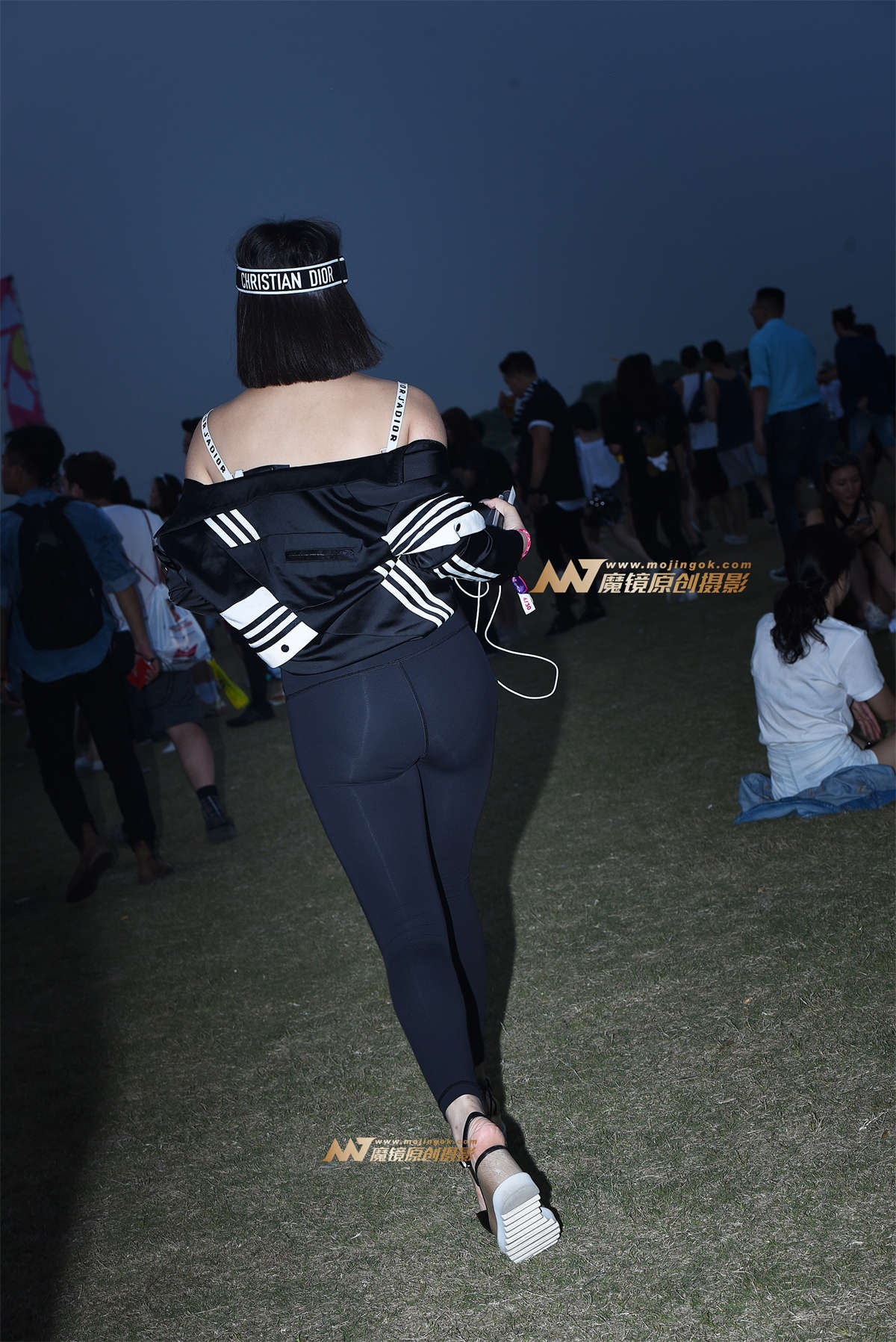 图片[2]-【咔喳赛贴】夜色中的紧身裤-日更街拍