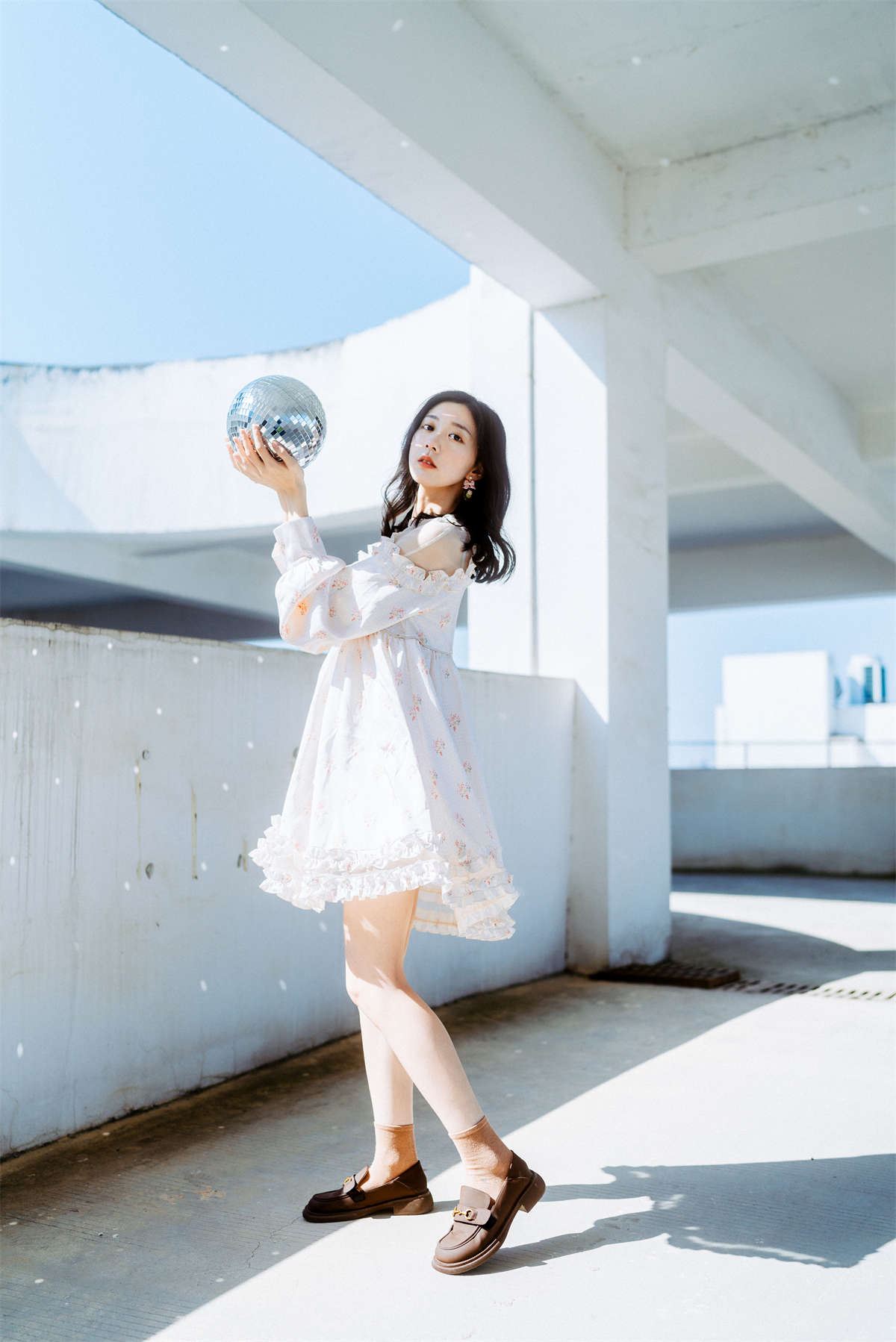 YITUYU艺图语 2024.06.02 等一阵风 饲猫少女-插图1