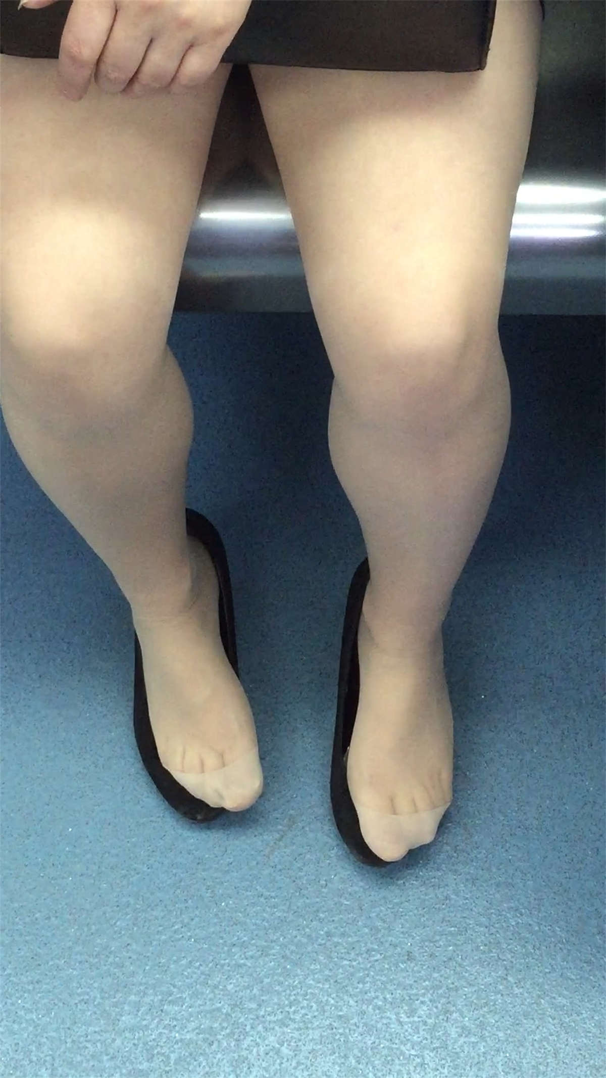 肉丝高跟MM脱鞋晾丝腿，动作诱惑-日更街拍
