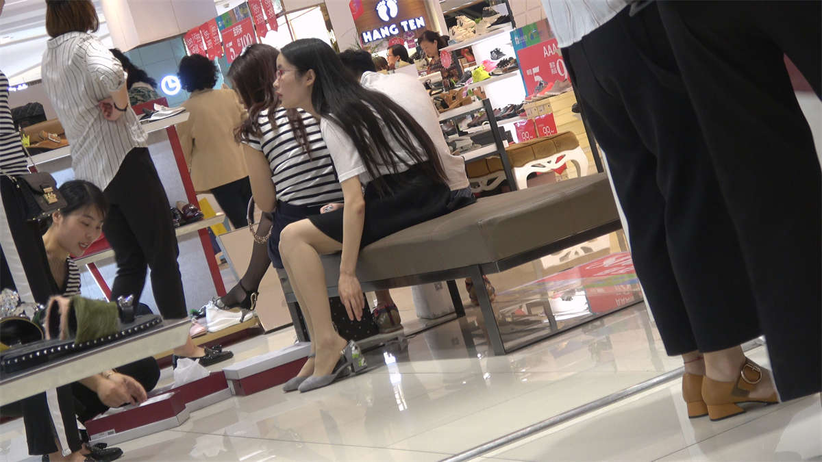 可爱短裙肉丝女孩试穿高跟鞋-日更街拍