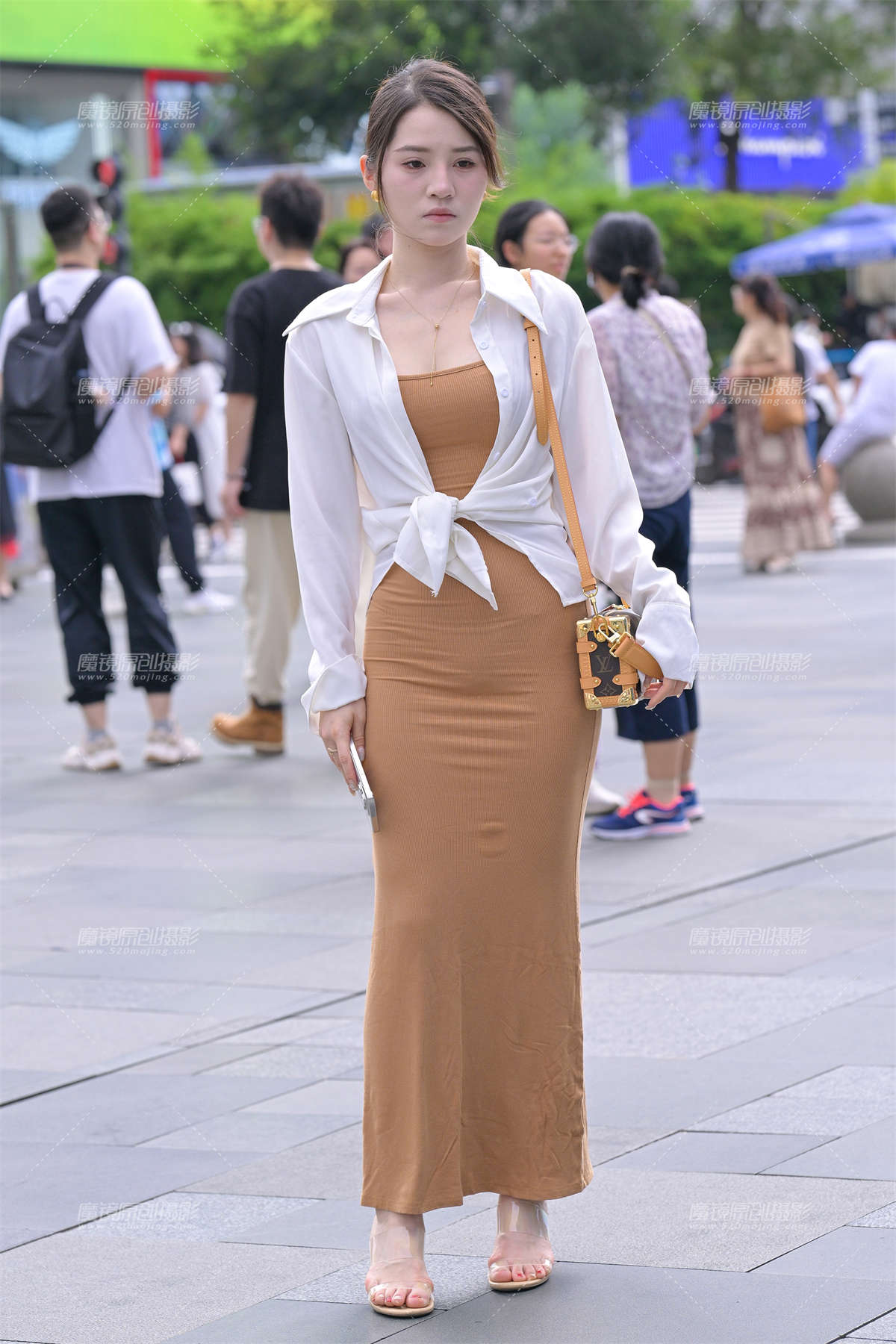 长裙包臀美女-日更街拍