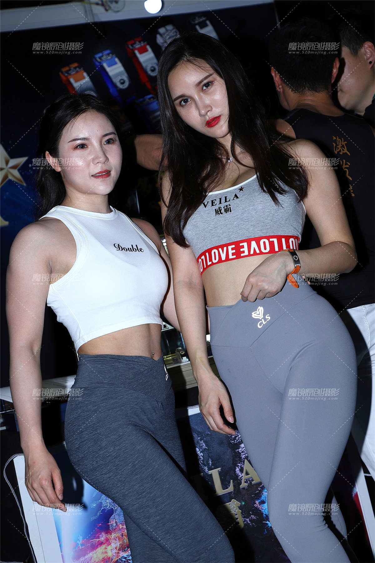 灰色抹胸紧身运动裤小美女插图1