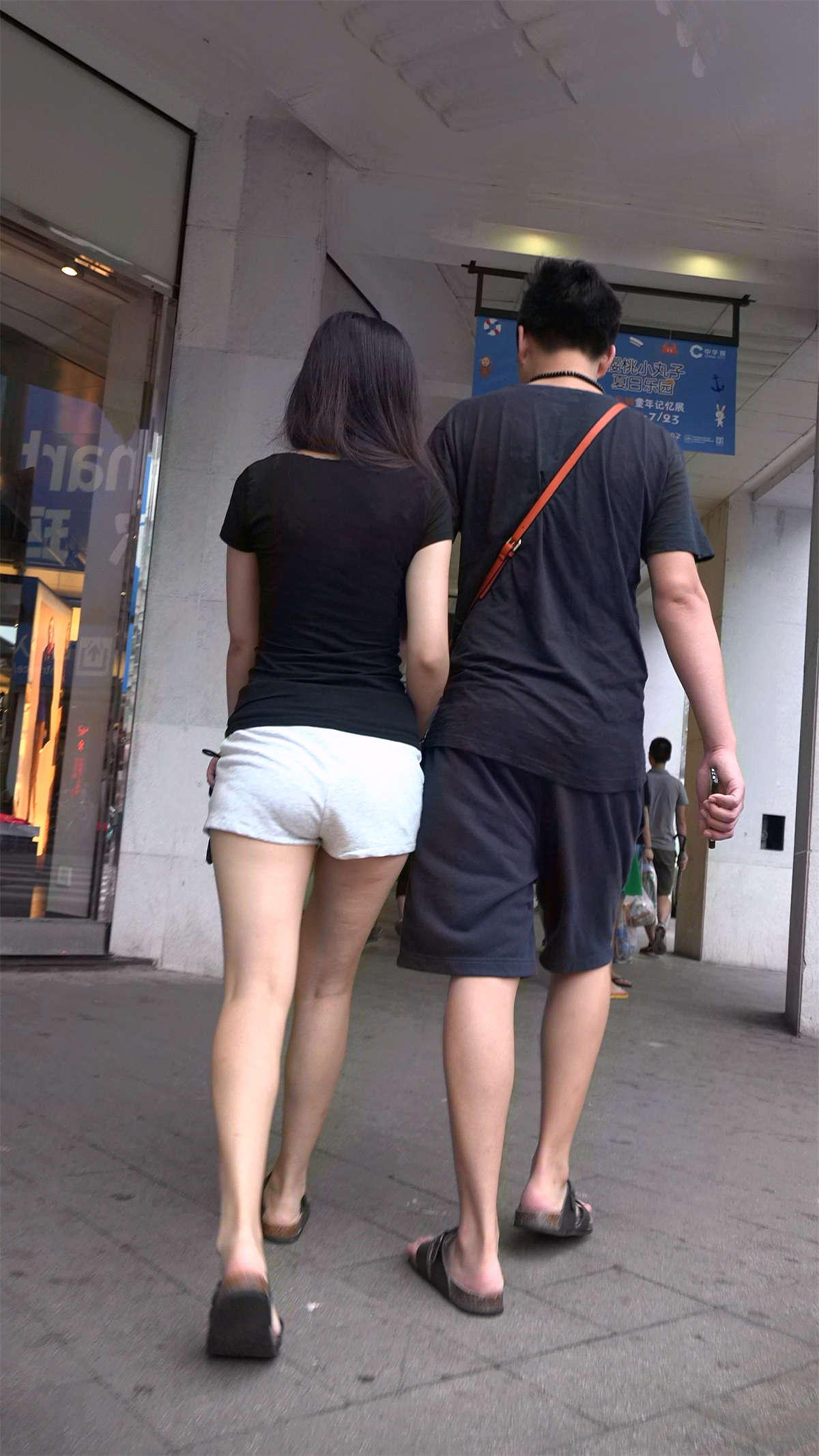 图片[2]-黑T恤运动热裤娇小身材美腿-日更街拍