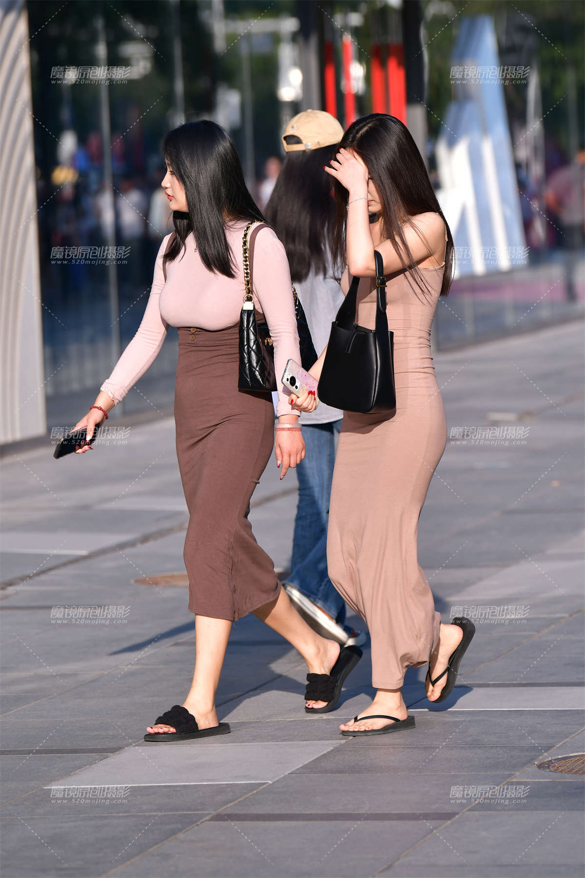 ★漂亮闺蜜裹身裙美女-日更街拍