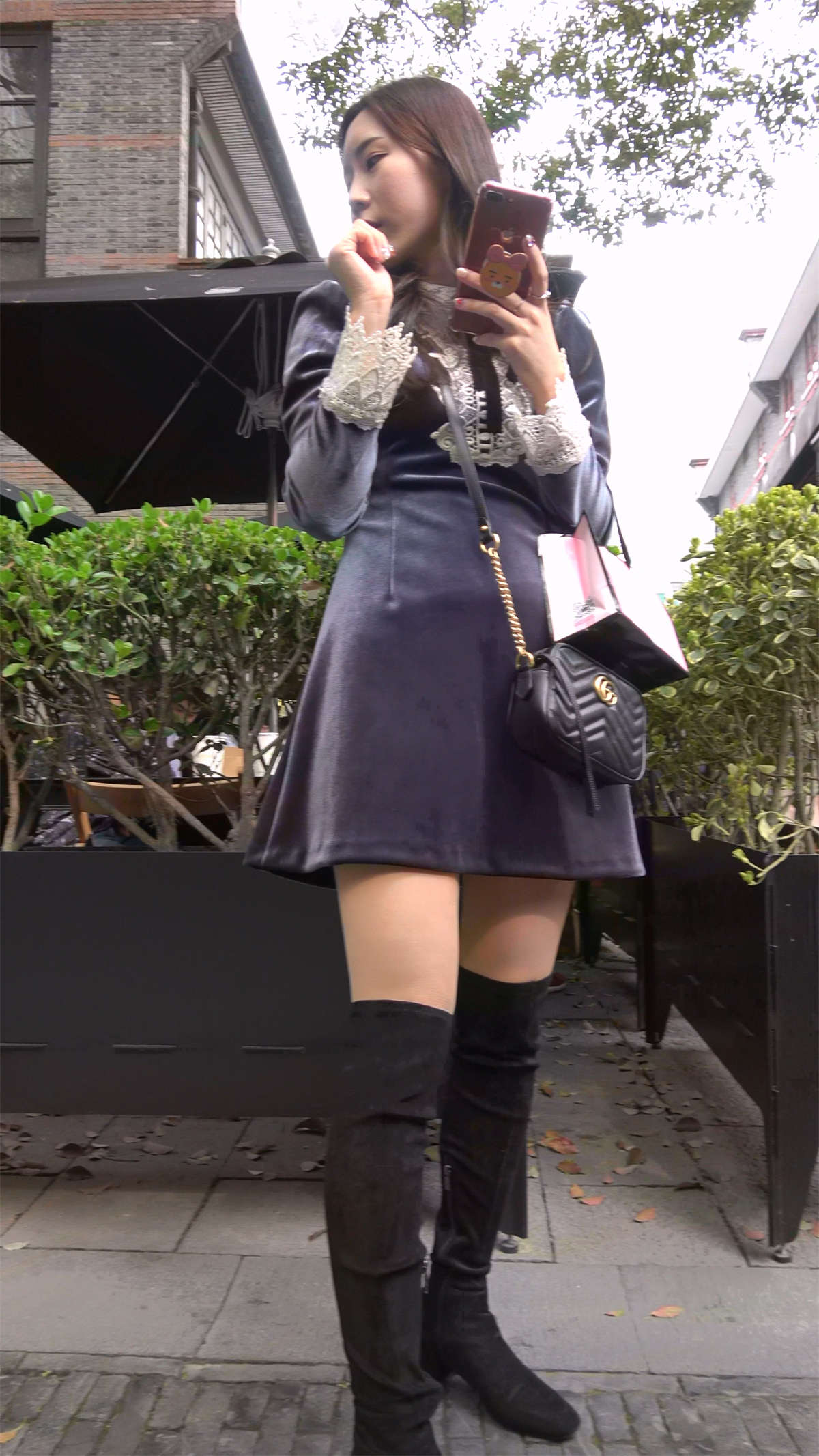 深色连衣裙美腿姑娘一直在自拍-日更街拍