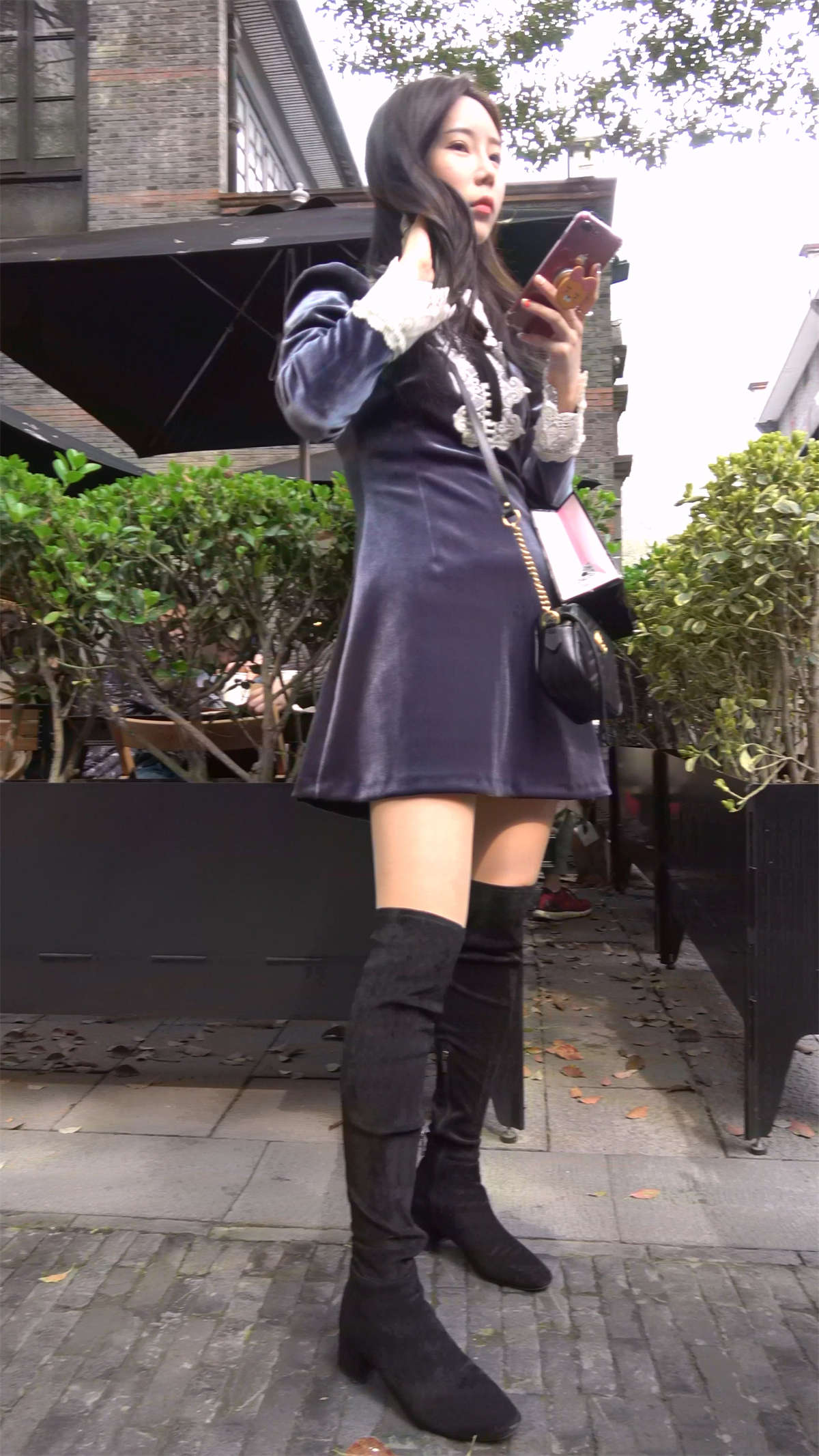 图片[2]-深色连衣裙美腿姑娘一直在自拍-日更街拍