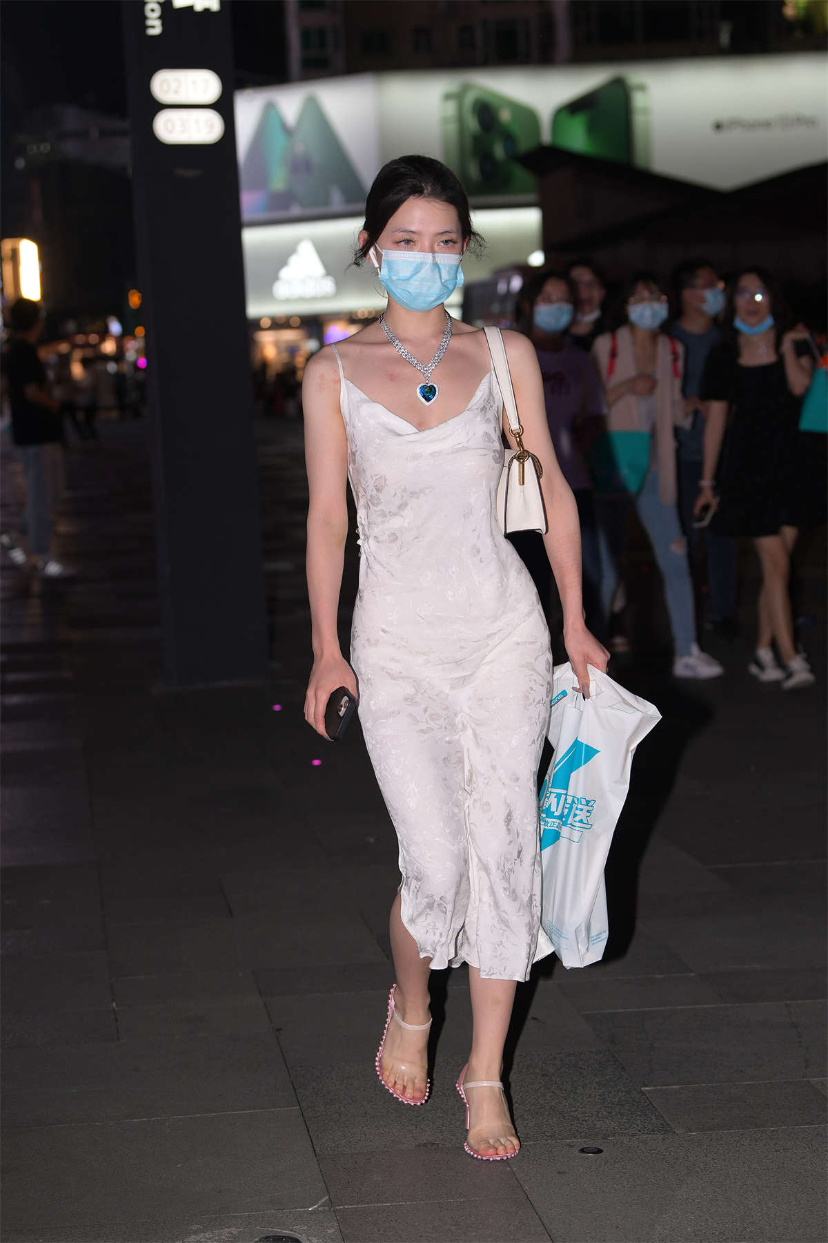 吊带连衣裙美女-日更街拍