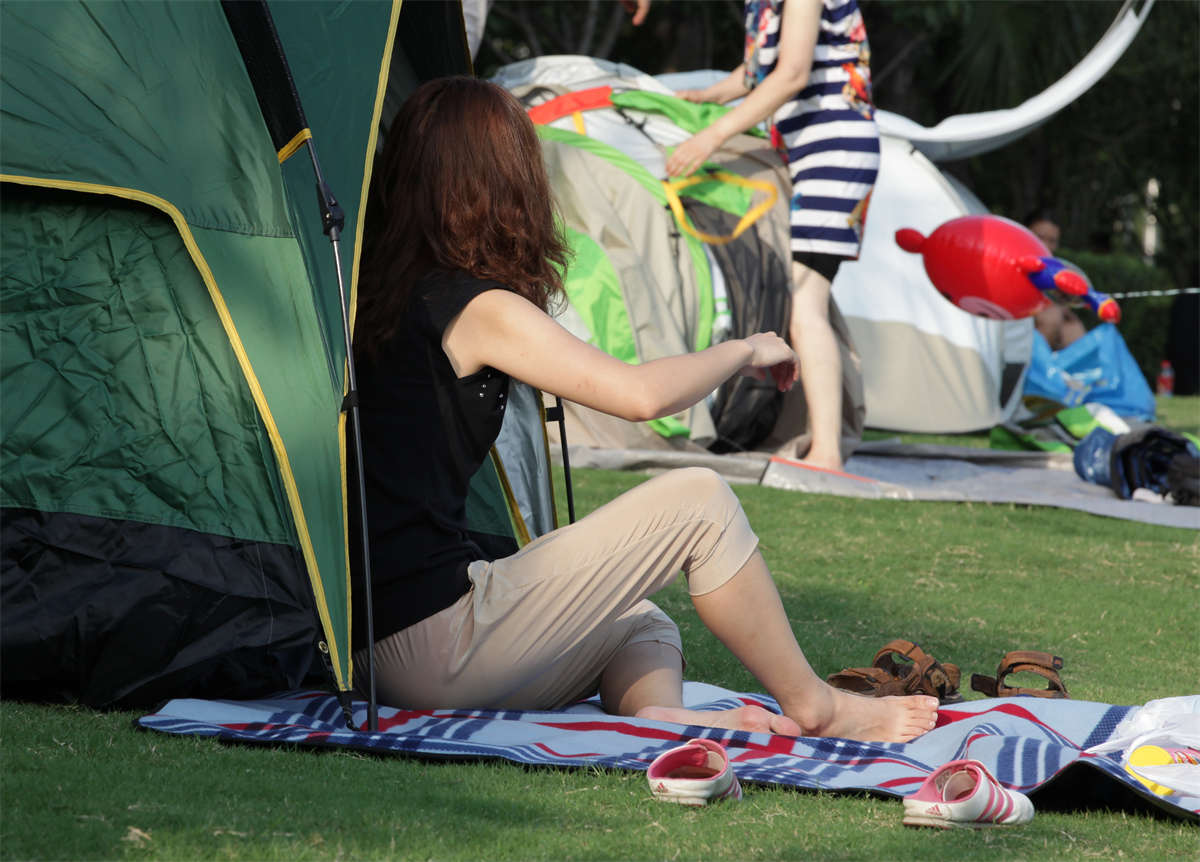 图片[2]-踏青公园街拍系列No.401 看MM双脚来回翻飞，心情就像看大片一样-日更街拍