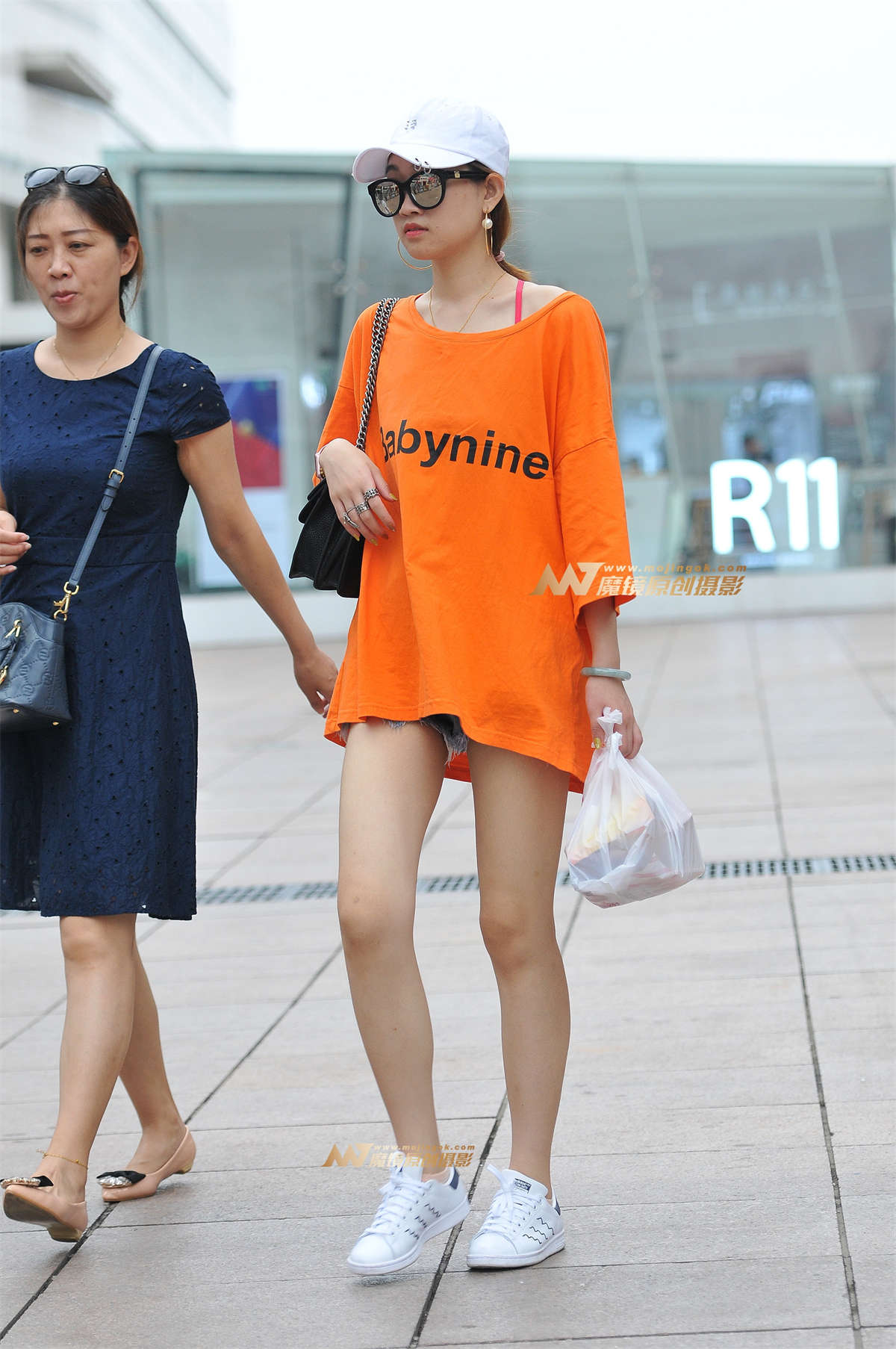 牛仔热裤 太阳镜美女-日更街拍