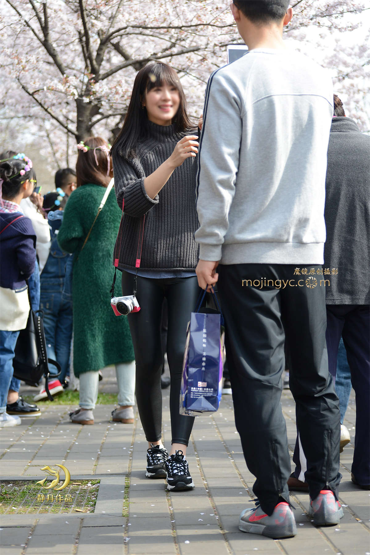 赏花的黑皮裤妹子-（12P）-日更街拍