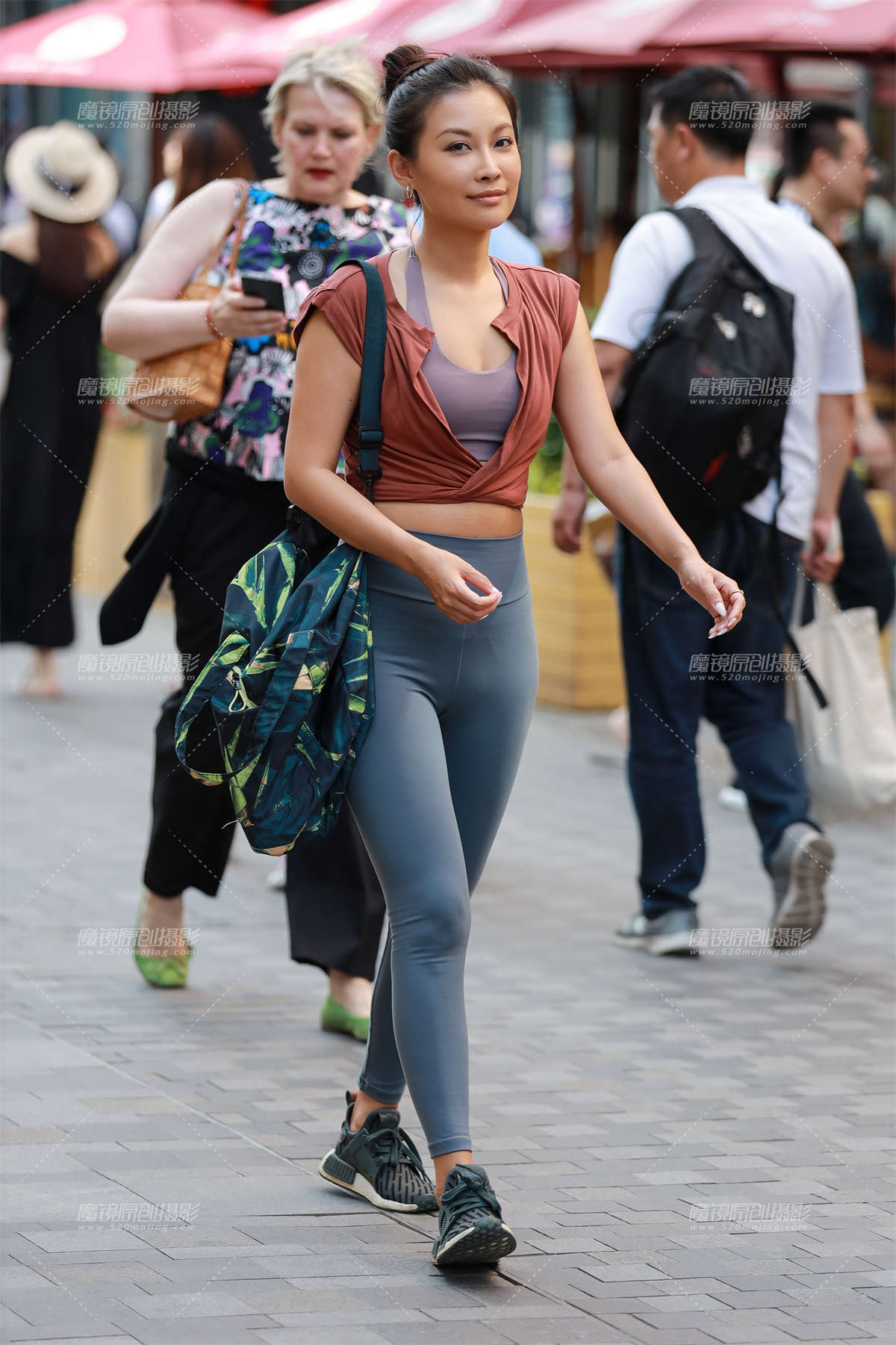 【小默赛帖】第1418篇★气质紧身美女★-日更街拍