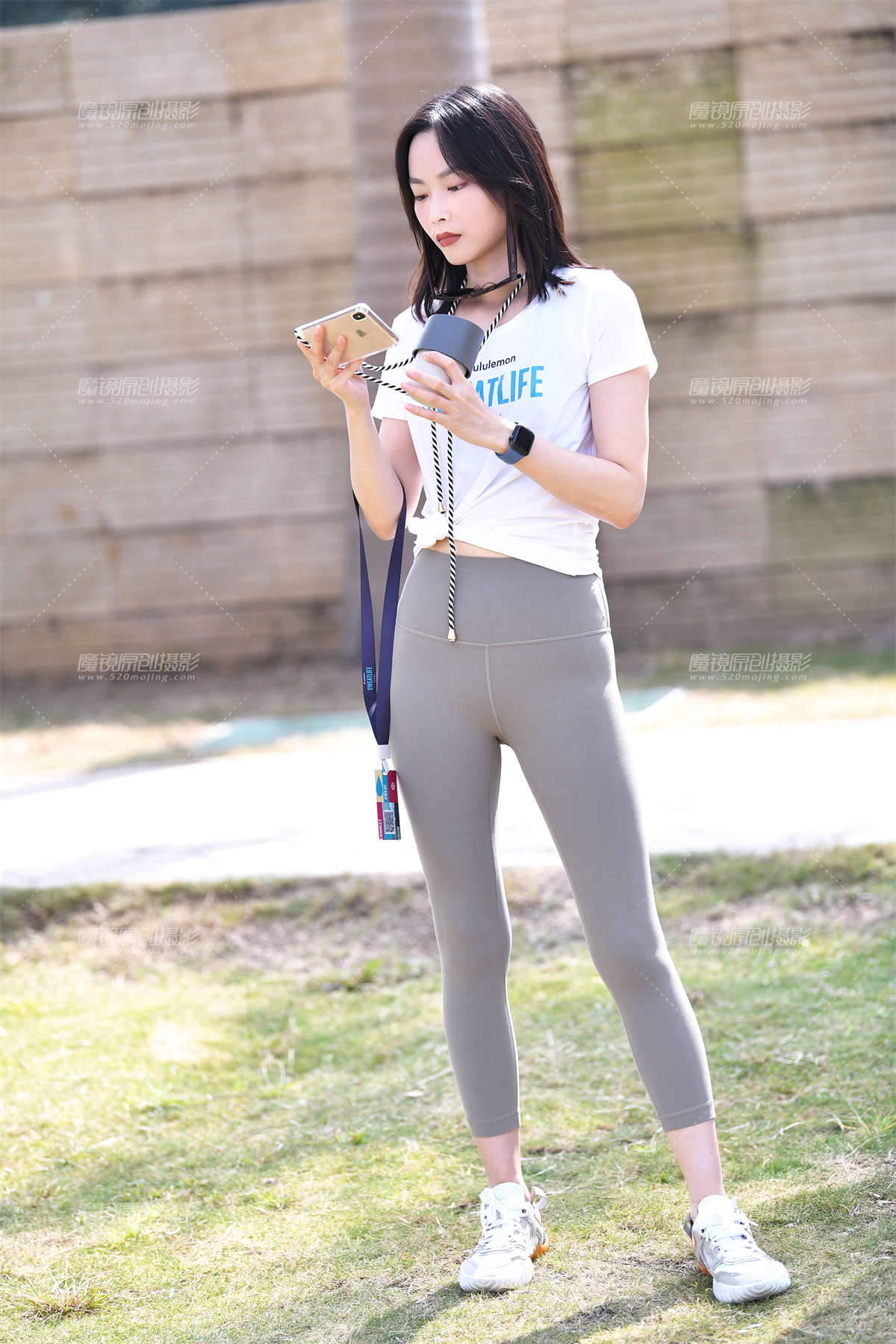 【咔喳赛贴】她感觉背后有个镜头-日更街拍