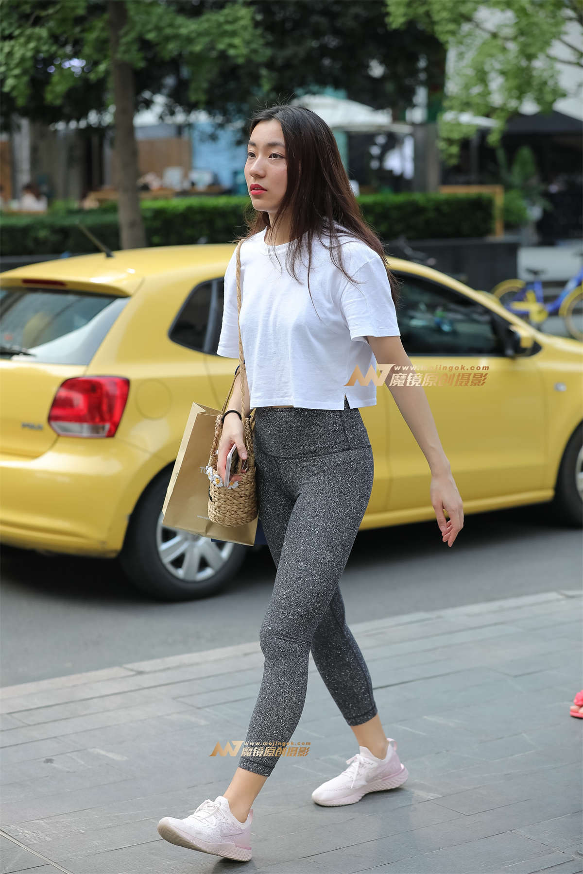 【凯恩赛帖】简洁T恤搭配紧身裤 带来清凉感-日更街拍