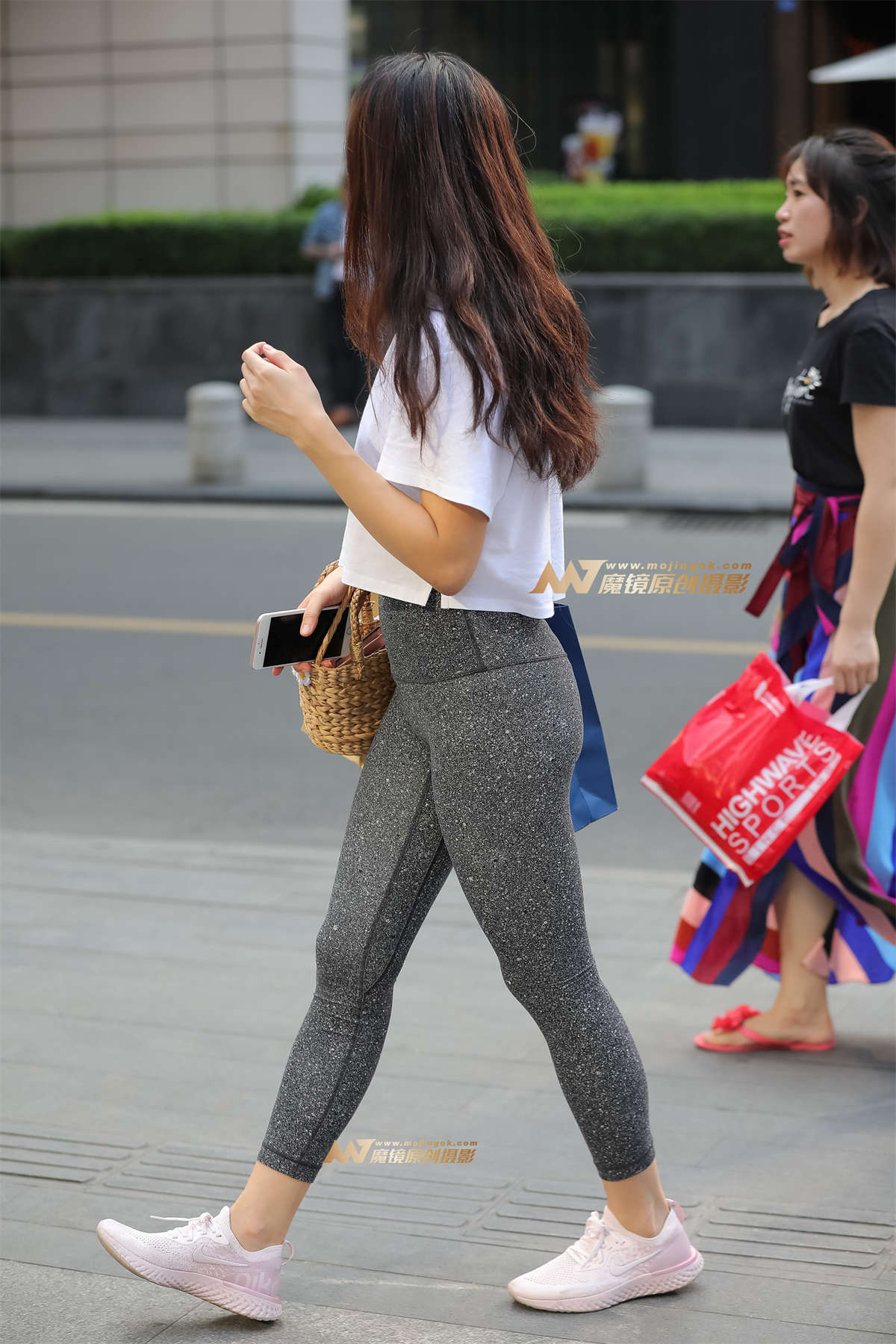 图片[2]-【凯恩赛帖】简洁T恤搭配紧身裤 带来清凉感-日更街拍