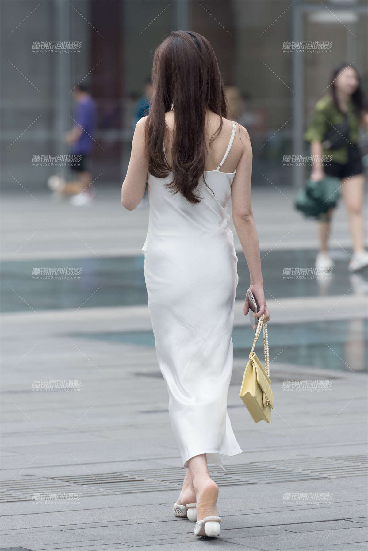 图片[2]-喝奶茶的美女-日更街拍