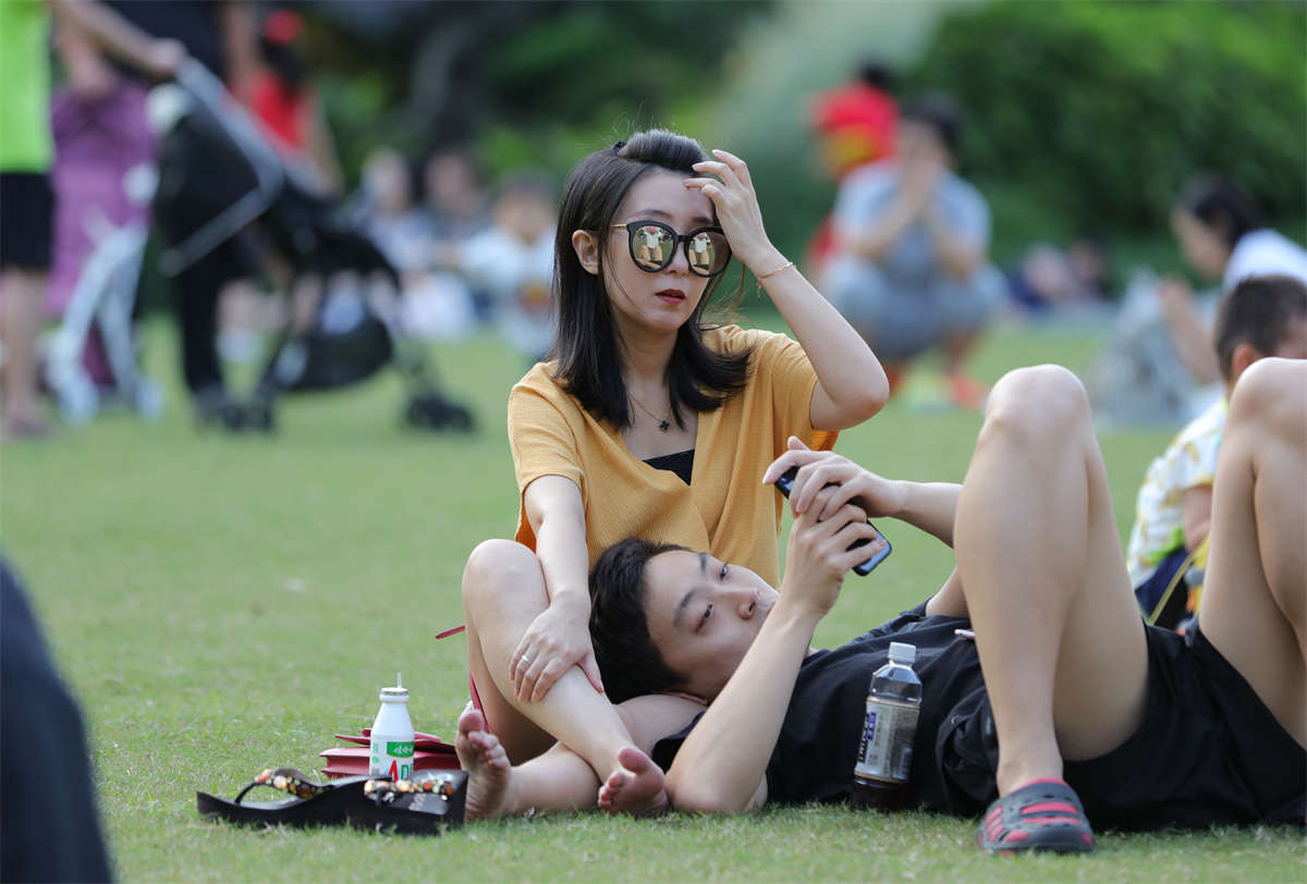 踏青公园街拍系列No.1627 墨镜时尚美少妇朝我冷冷地伸直了双腿-日更街拍