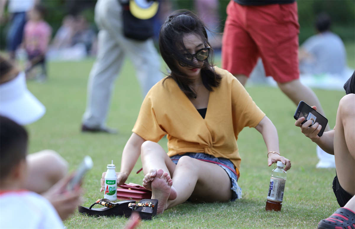 图片[2]-踏青公园街拍系列No.1627 墨镜时尚美少妇朝我冷冷地伸直了双腿-日更街拍