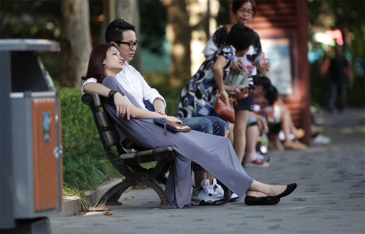 图片[2]-踏青公园街拍系列No.402 看到有人走近，就把脚放了下来-日更街拍