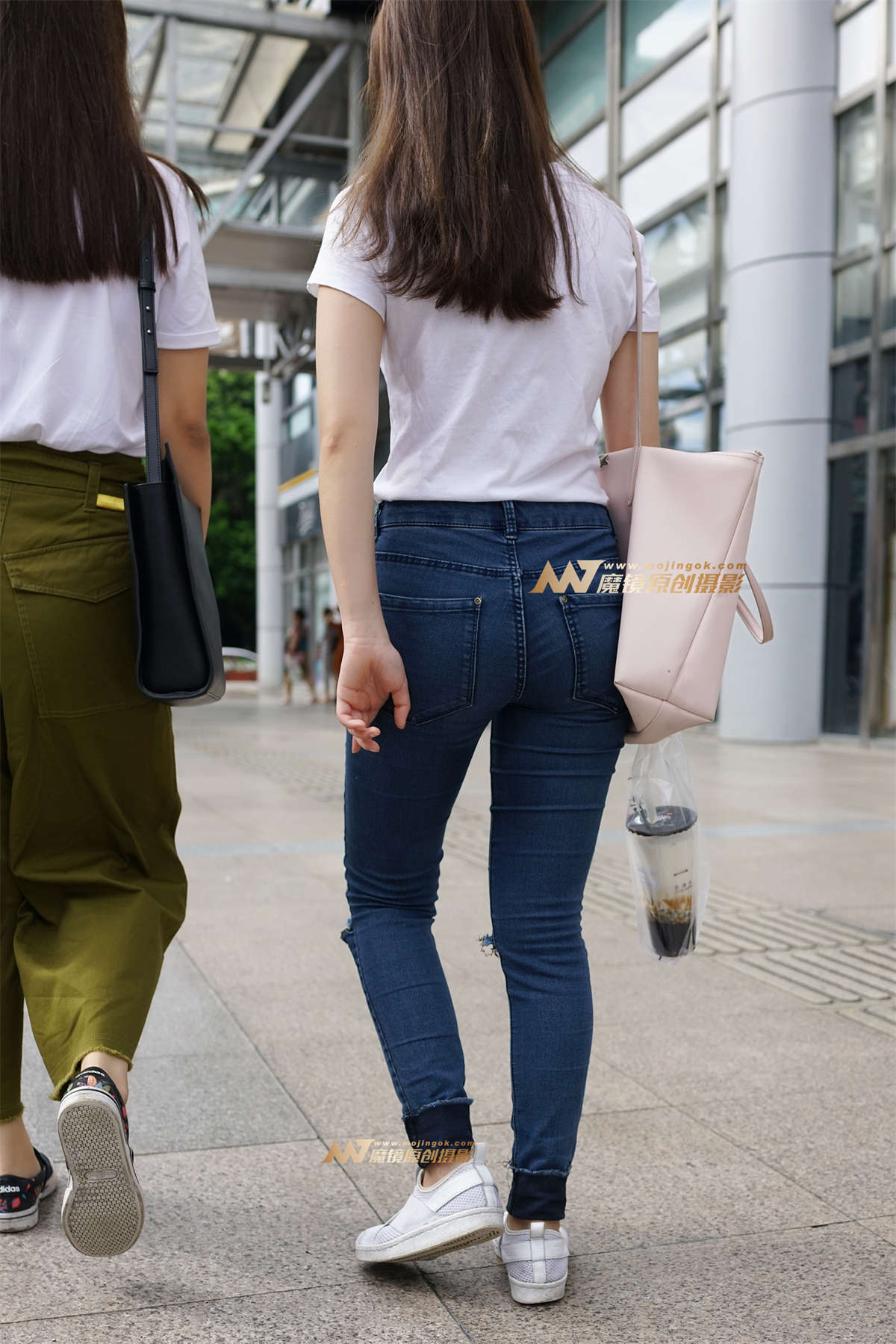 图片[2]-【哈曼赛帖】简约蓝牛街拍-日更街拍