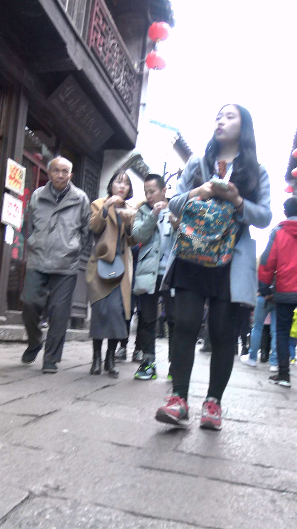 极品紧身蓝牛漂亮小姐姐-日更街拍