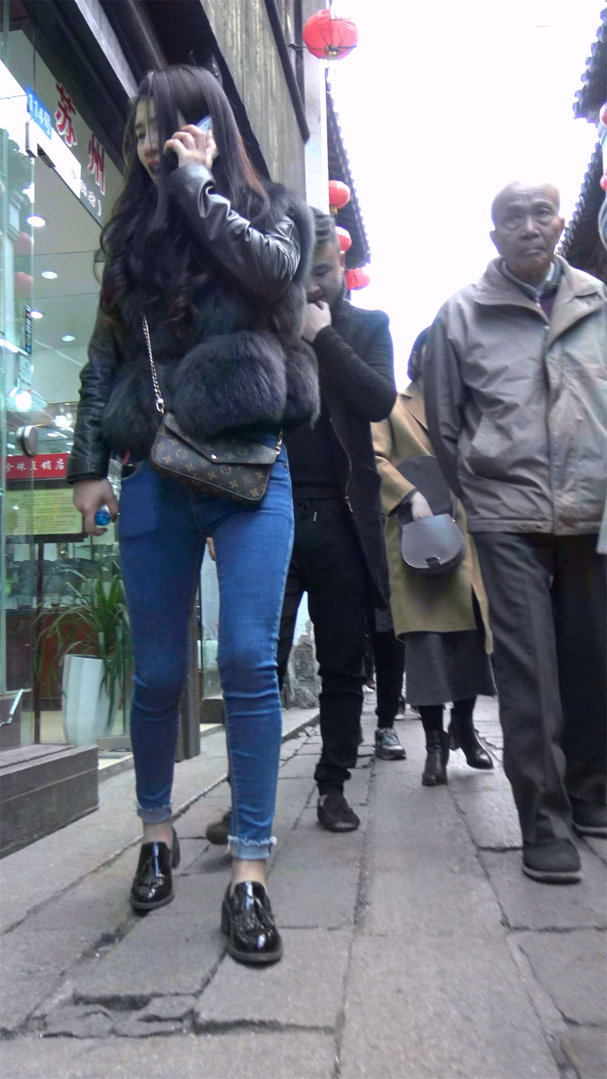 图片[2]-极品紧身蓝牛漂亮小姐姐-日更街拍