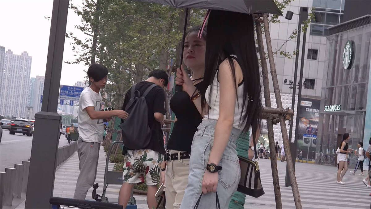 图片[2]-鲜嫩玉指修长顶级脚丫-日更街拍