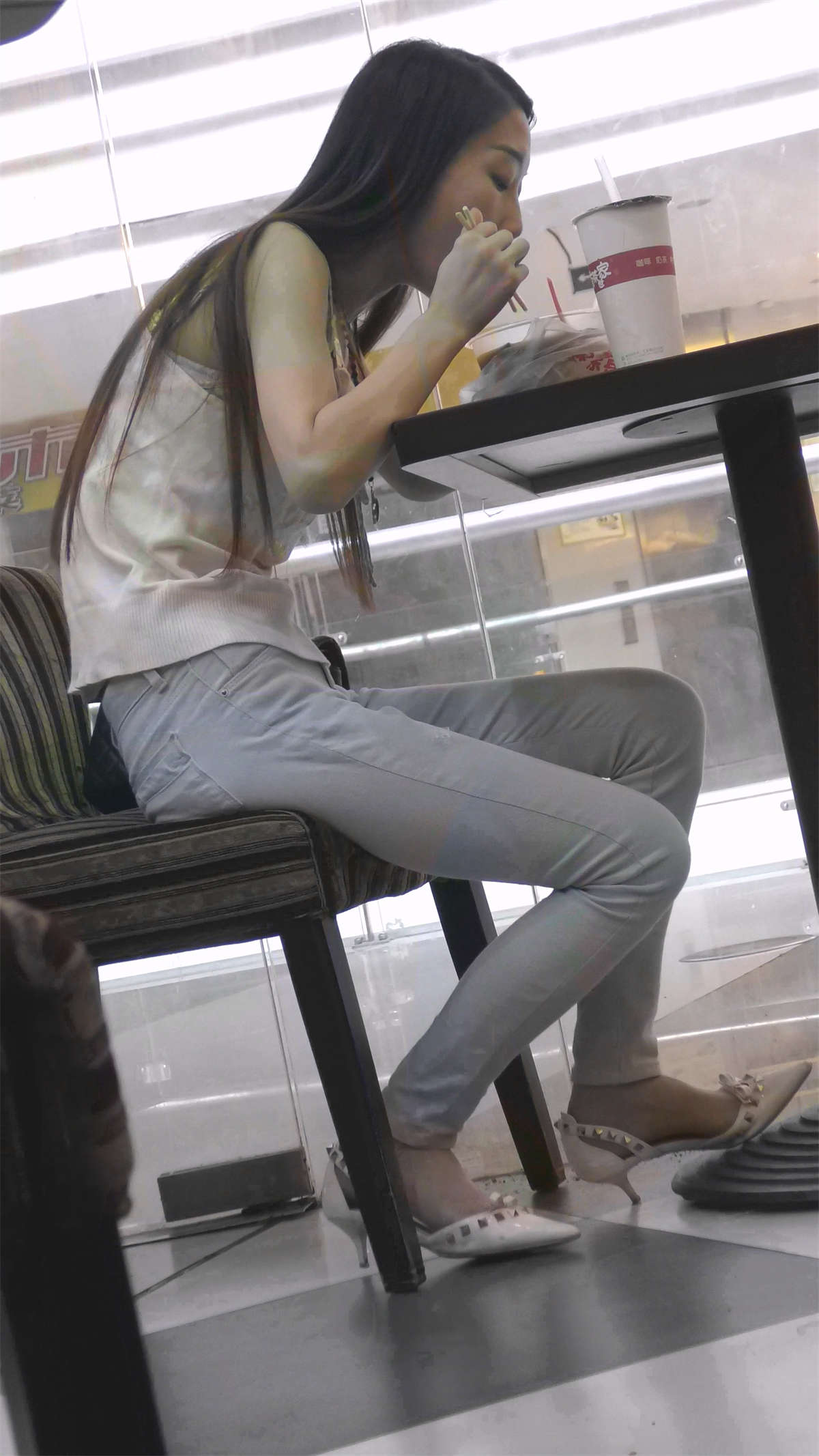 图片[2]-餐厅里的长发紧牛少女-日更街拍