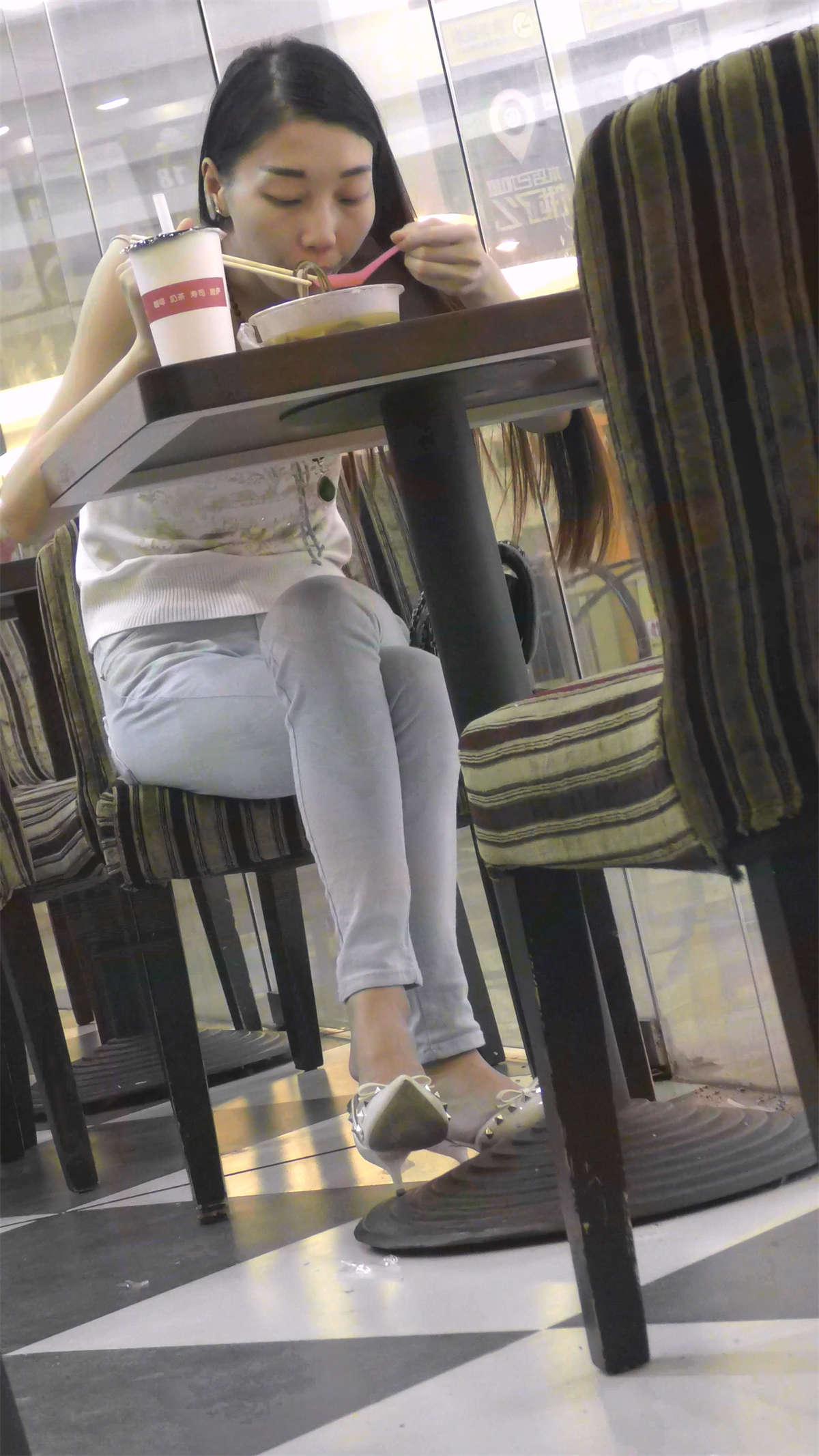 餐厅里的长发紧牛少女-日更街拍
