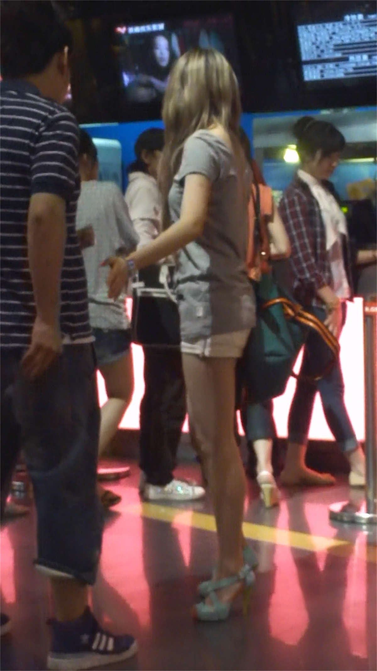 图片[2]-身穿超短裙的美女-日更街拍