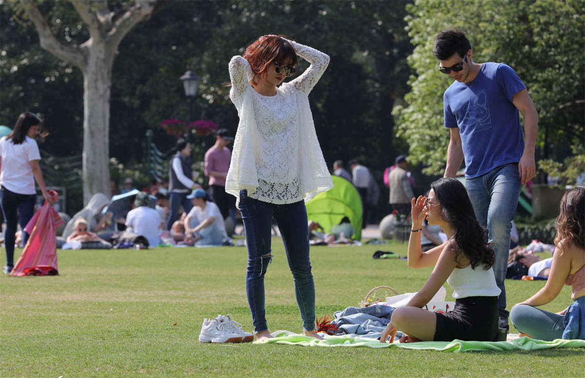 图片[2]-踏青公园街拍系列No.1628 女神级的脸蛋当然要配上女神级的美足，此足甚好不接受批评 第1套-日更街拍