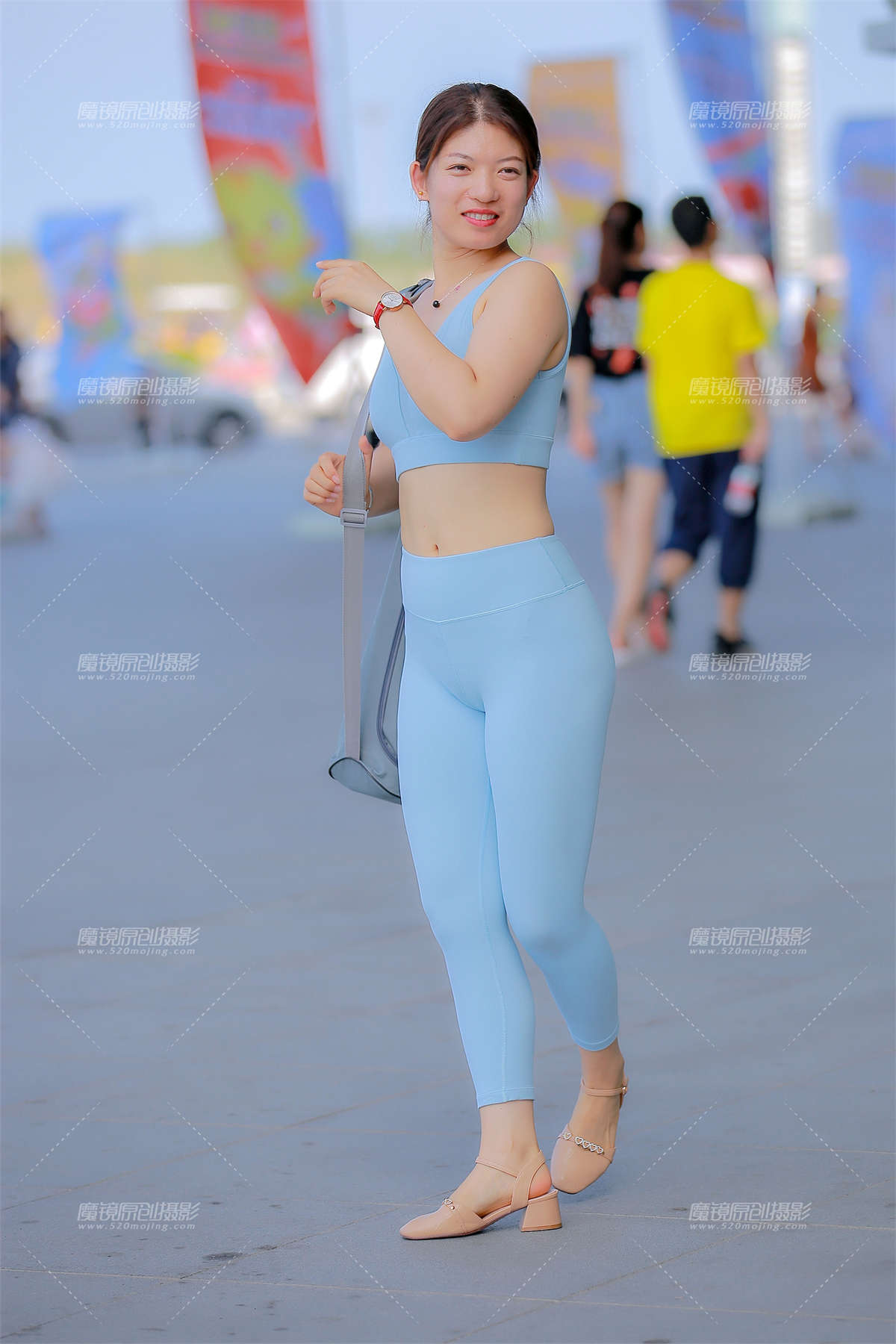 蓝色瑜伽服-日更街拍