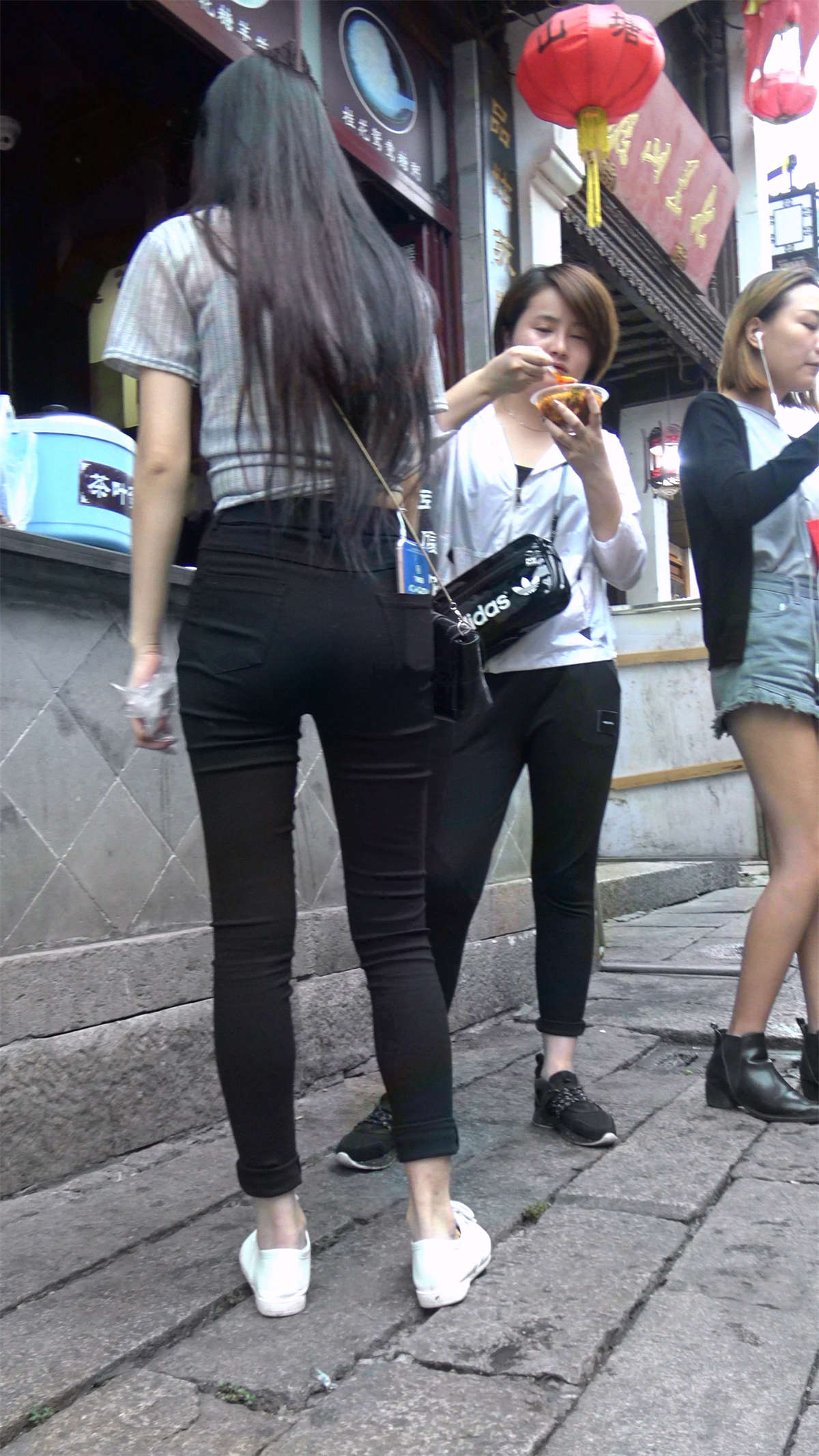 图片[2]-极品身材小蛮腰紧身黑裤清纯美女-日更街拍