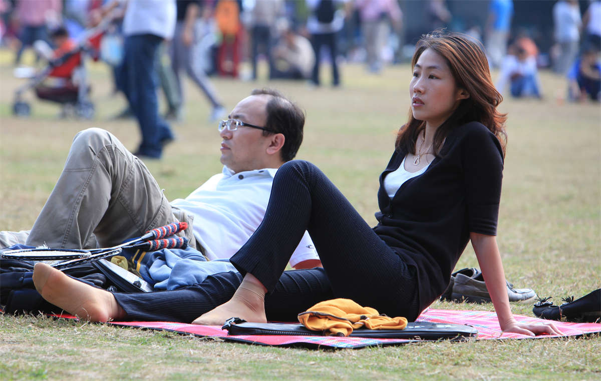 图片[2]-踏青公园街拍系列No.403 看看气质职业女裤搭配短肉丝的感觉-日更街拍