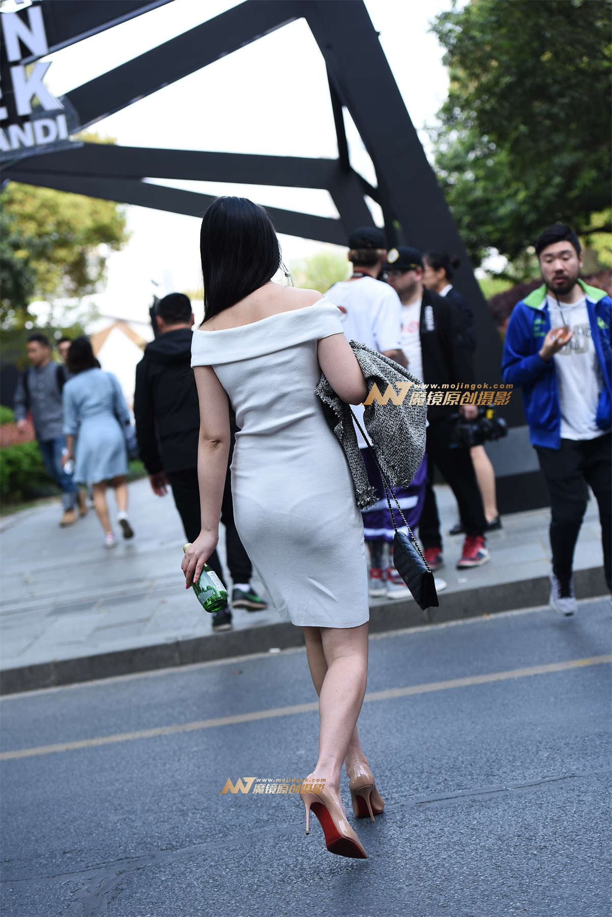 图片[2]-【咔喳赛贴】有韵味的白裙高跟-日更街拍