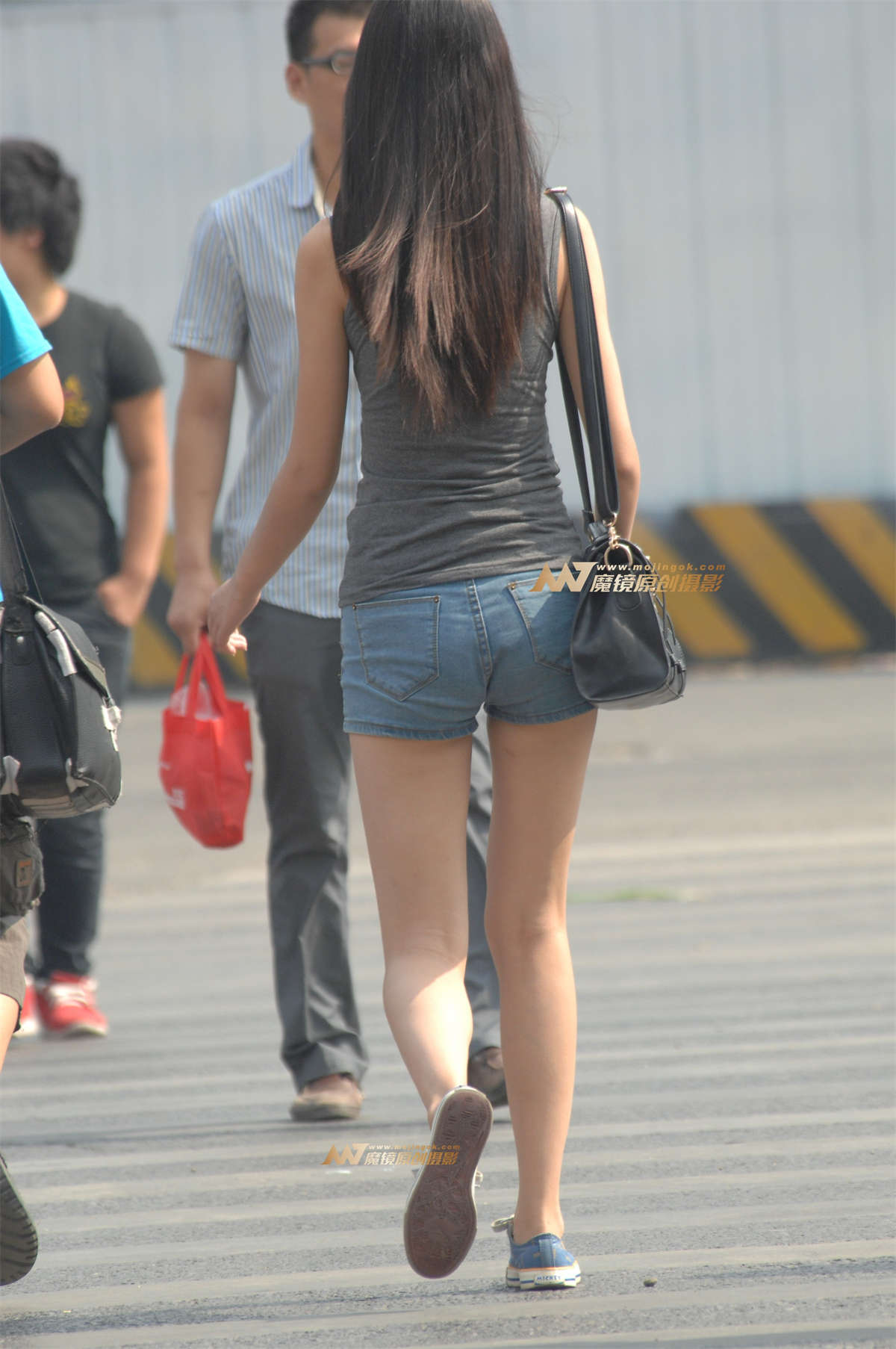 2017-12-22值班第二帖-紧身短裤大长腿-日更街拍