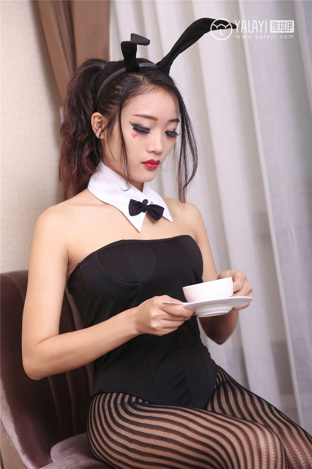 图片[2]-YALAYI雅拉伊NO.030 条纹黑丝美腿 兔洱-日更街拍