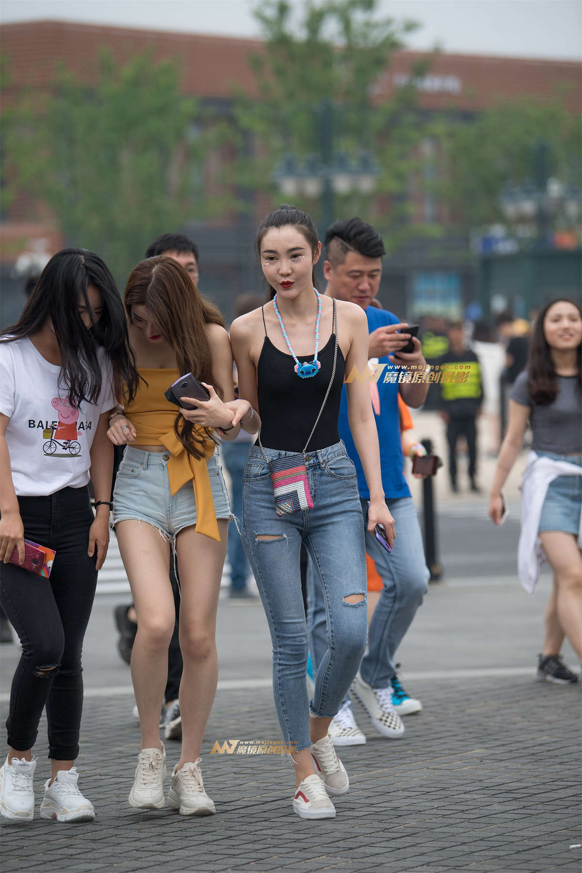 【一直傻麋鹿赛贴】极品裸背紧牛美女-日更街拍