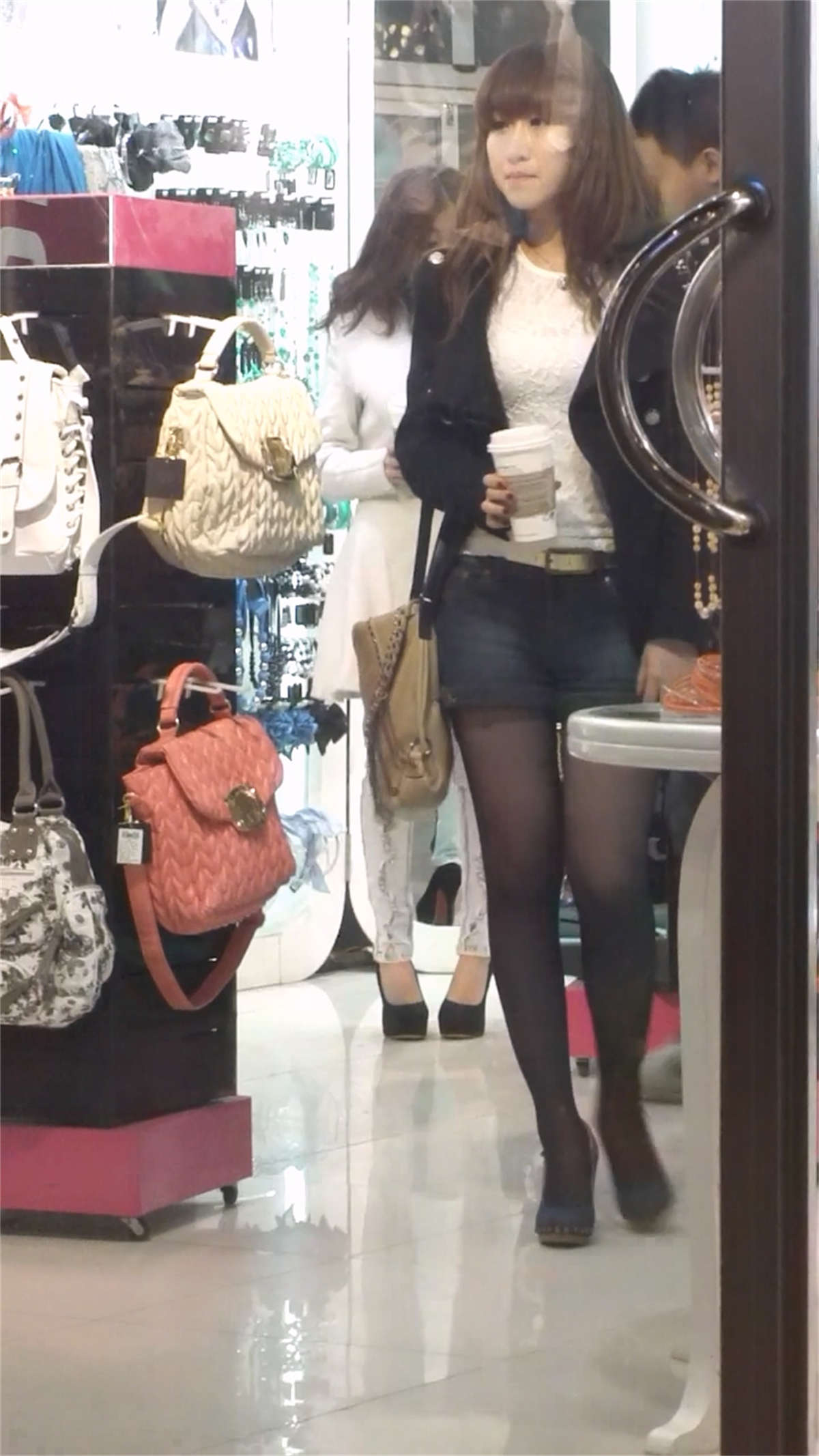 图片[2]-时尚牛仔热裤黑丝美眉-日更街拍