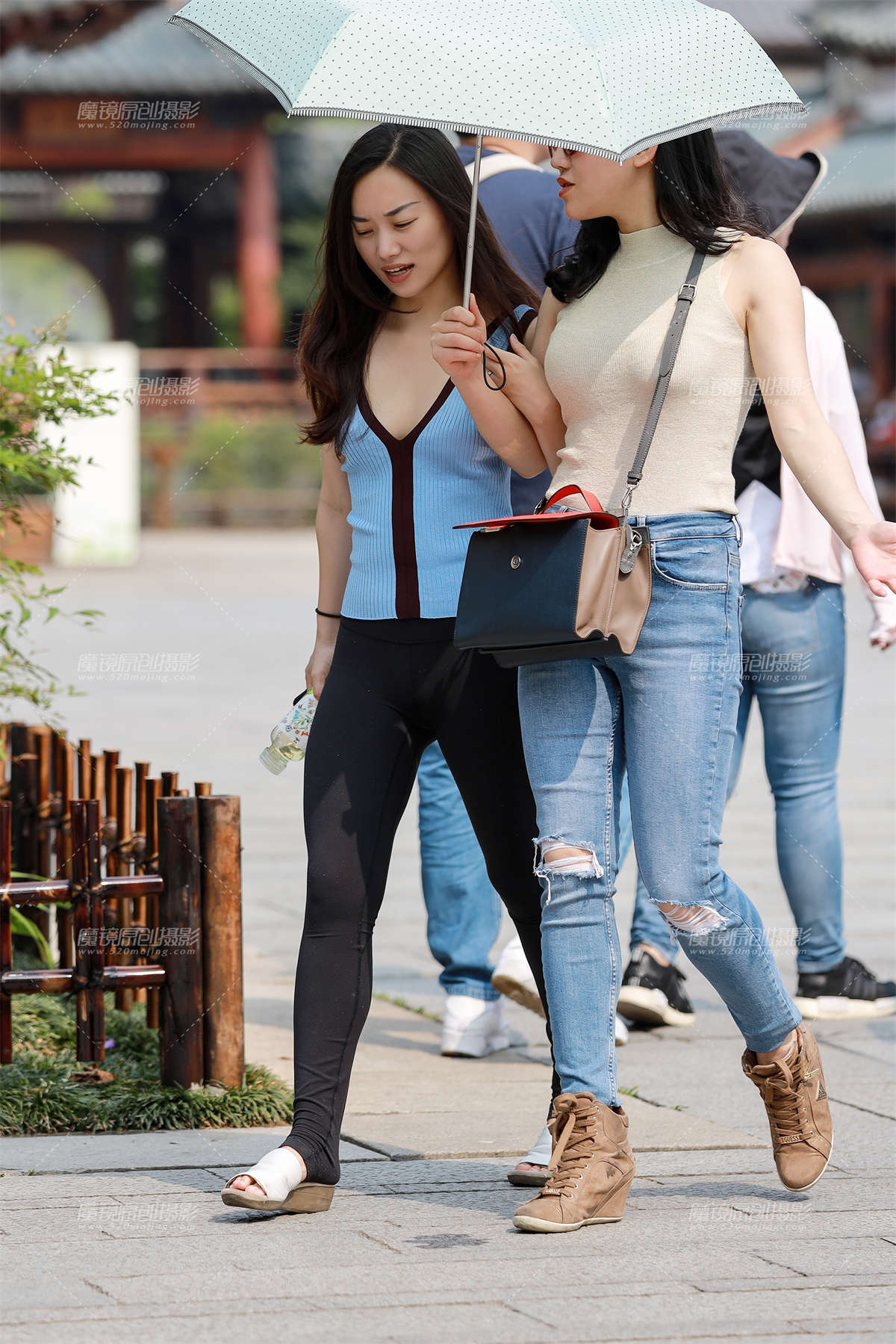 【小默赛帖】第1426篇★烈日下款款而行的美女★-日更街拍