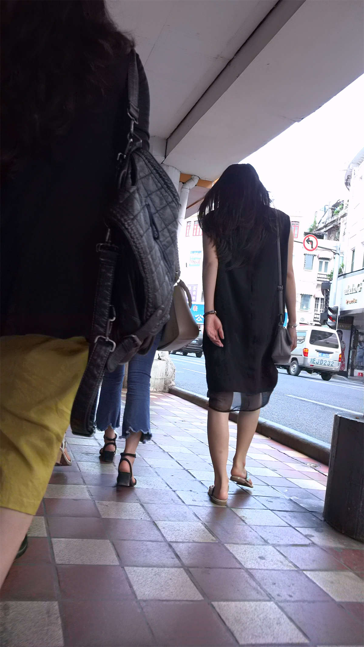 紧身蓝牛加深蓝高挑美女姐妹-日更街拍