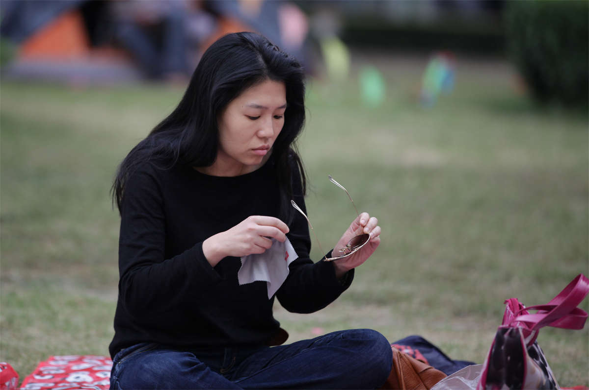 踏青公园街拍系列No.404 苦等身姿和脚型都很修长的美女醒来-日更街拍
