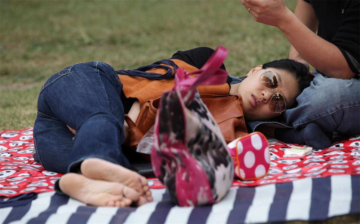 图片[2]-踏青公园街拍系列No.404 苦等身姿和脚型都很修长的美女醒来-日更街拍