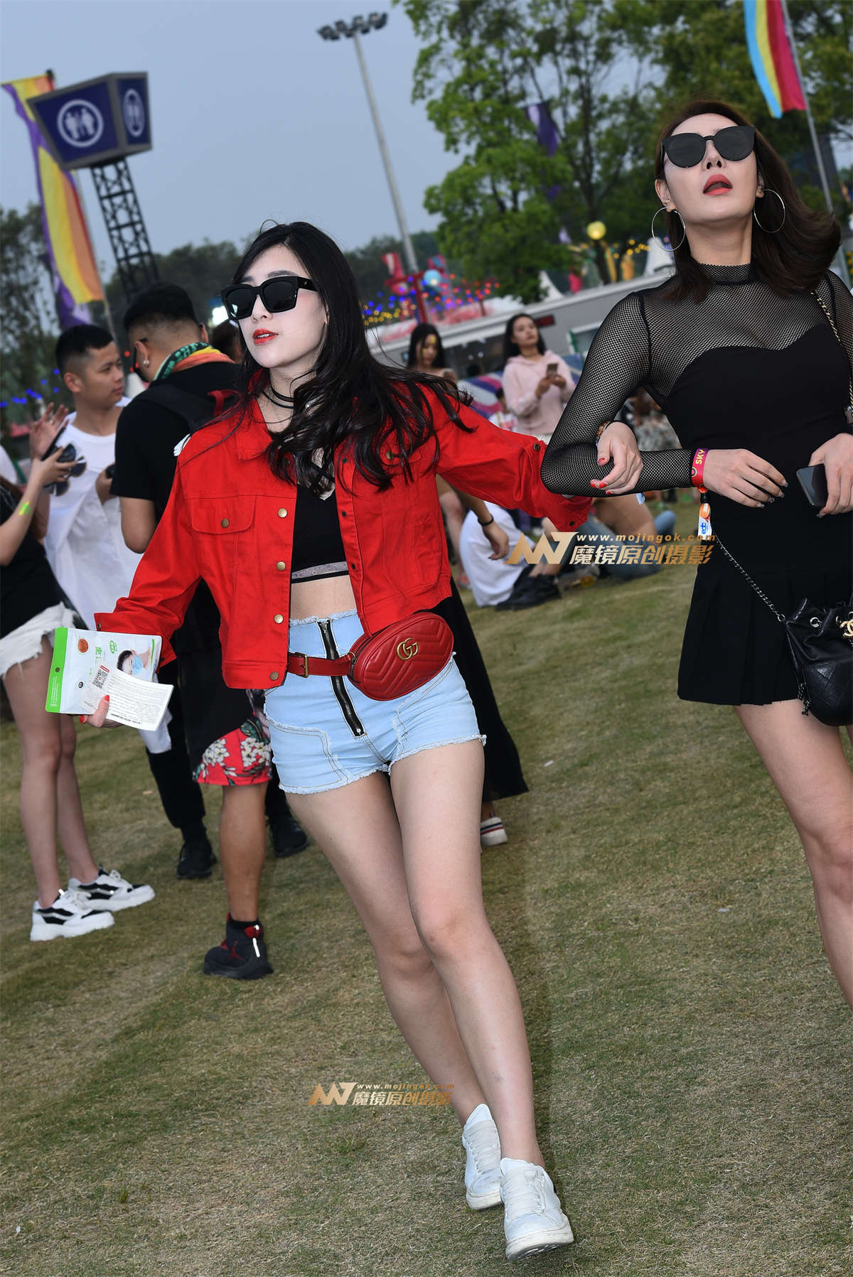 【咔喳赛贴】这款热裤就像为她定制-日更街拍