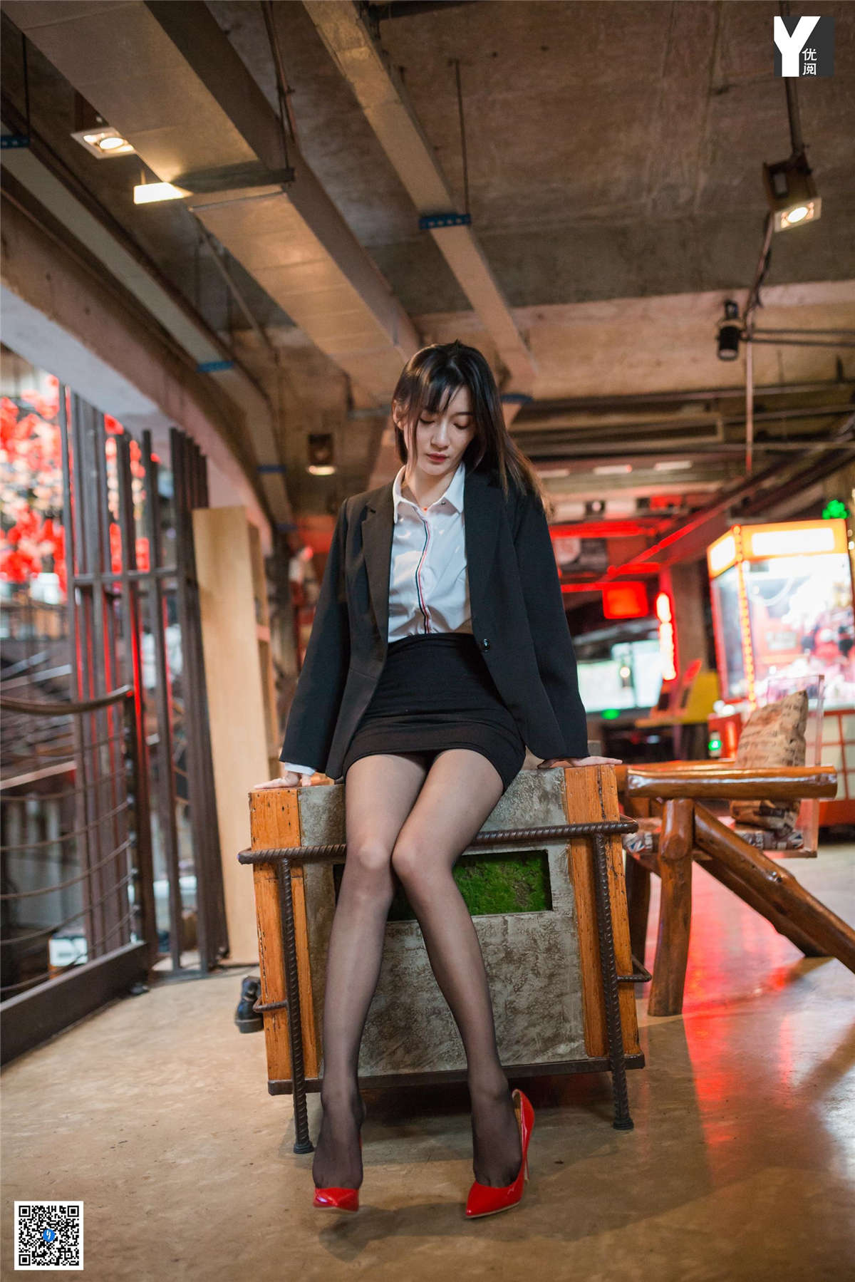 图片[2]-IESS异思趣向 丝享家750期：秋秋 偏爱红色高跟鞋-日更街拍